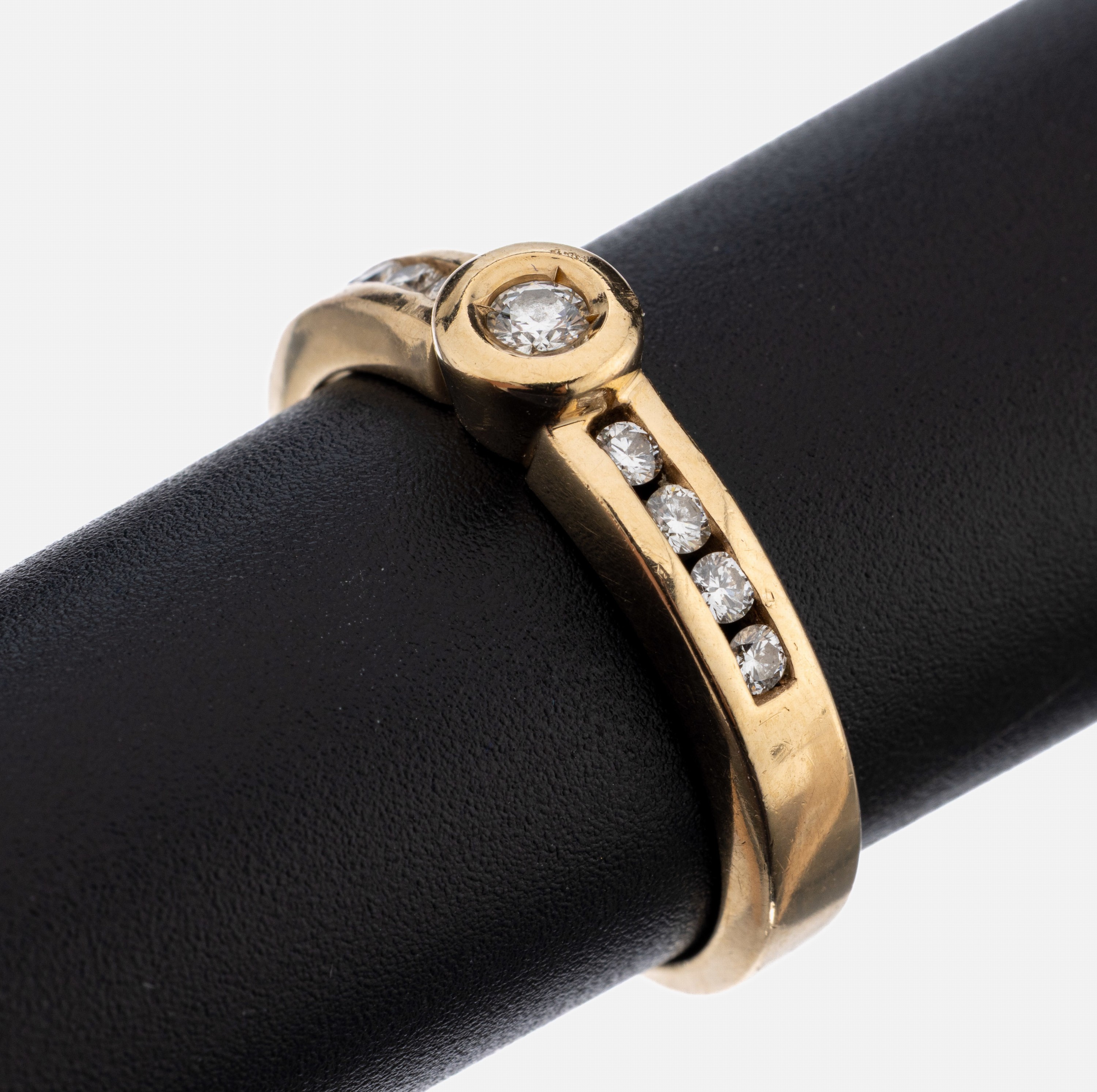 14 kt Gold Brillant-Ring, GG 585/000, Brillant ca. 0.07 ct, seitl. 8 Brillanten zus.ca. 0.16 ct, total ca. 0.23 ct Weiß/si, RW 60,ca. 5.7 g