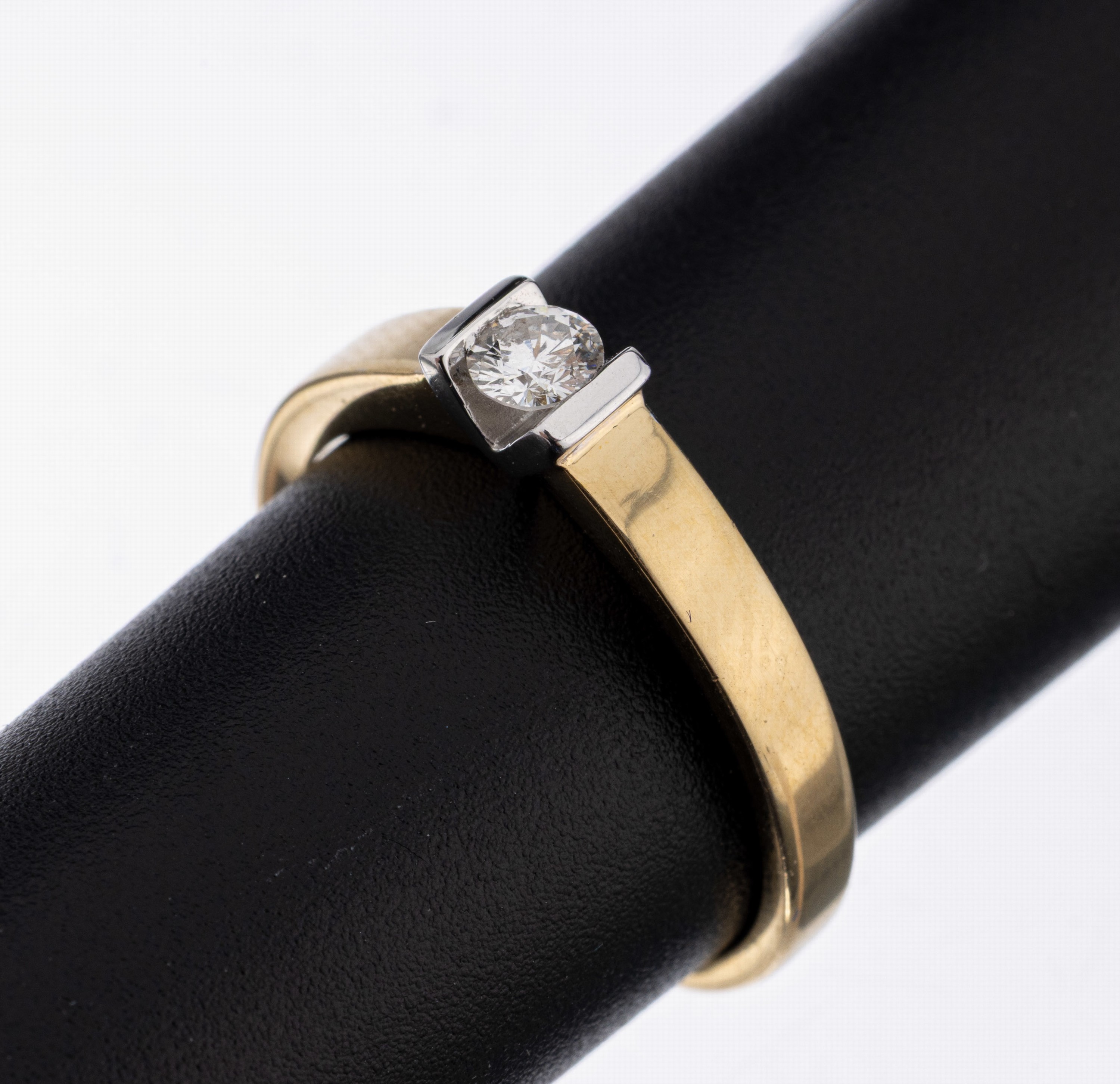 14 kt Gold Brillant-Ring, GG/WG 585/000, in WG gefasster Brillant ca. 0.15 ct feines Weiß/p, RW 54, ca. 3.6 g