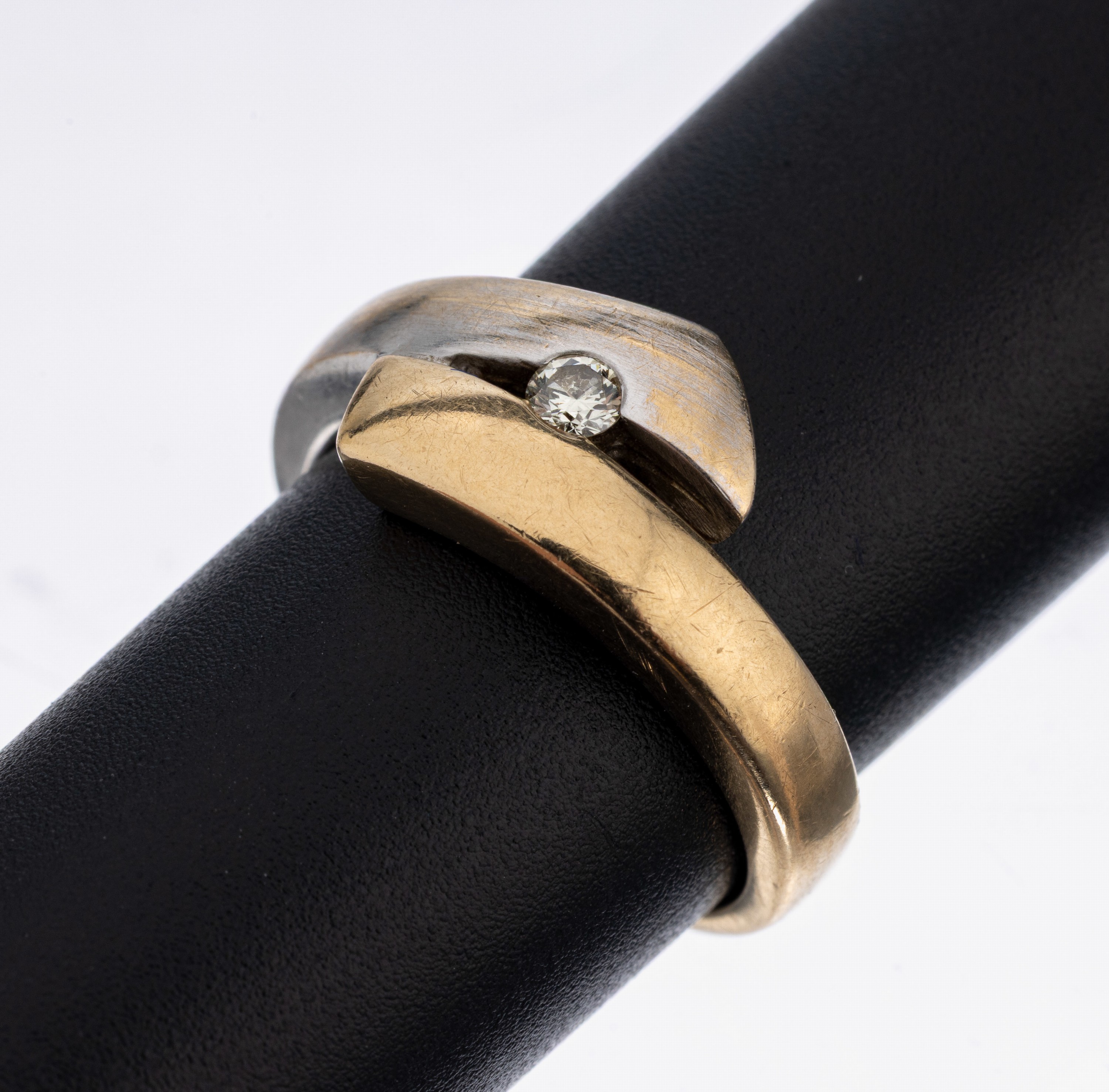 14 kt Gold Brillant-Ring, GG/WG 585/000, asymm. Ringschiene, sat. und pol., Brillant ca. 0.07 ct get.Weiß/si, RW 56, ca. 6.2 g