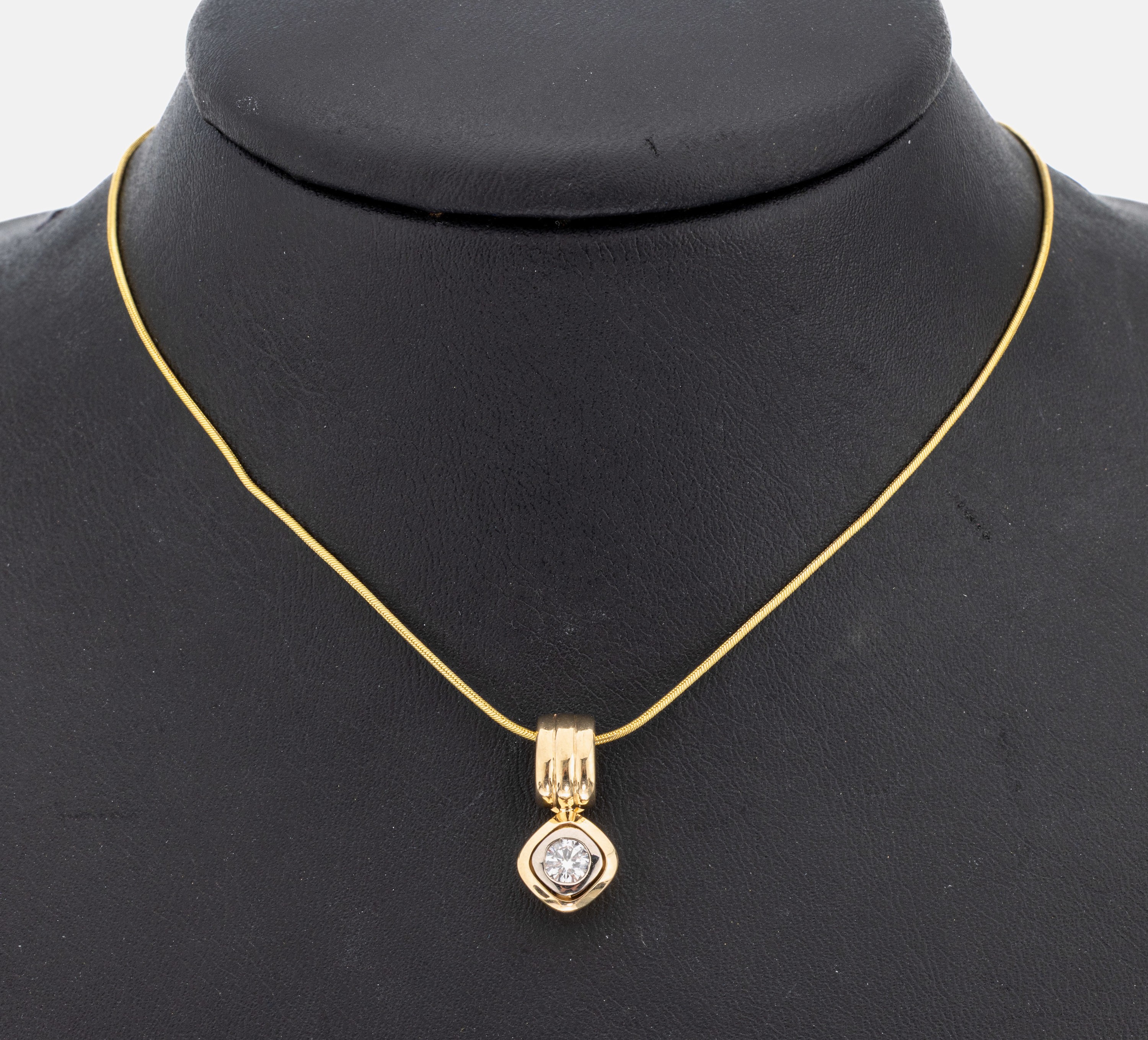 14 kt Gold Brillant-Clipanhänger, GG/WG 585/000, in WG gefasster Brillant ca. 0.25 ct (grav.) Weiß/p, an Kette, (min. Knickstelle), L. ca. 44 cm, ...