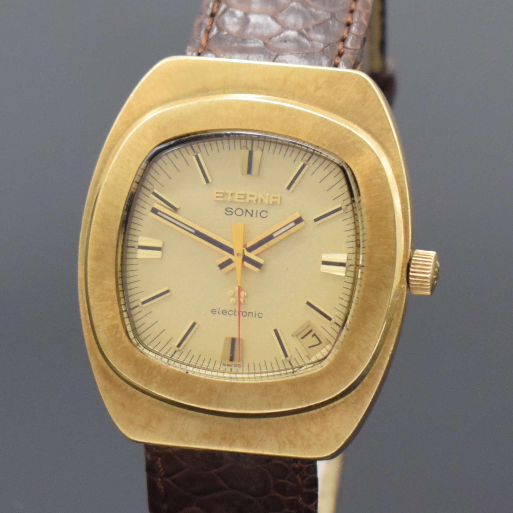 Detail a: ETERNA Herrenarmbanduhr Serie Sonic in GG 750/000, Schweiz um 1972, Boden und Glasrand aufgedr., Zentralsek., gold. Zifferbl. m. aufgel. Indizes, ...
