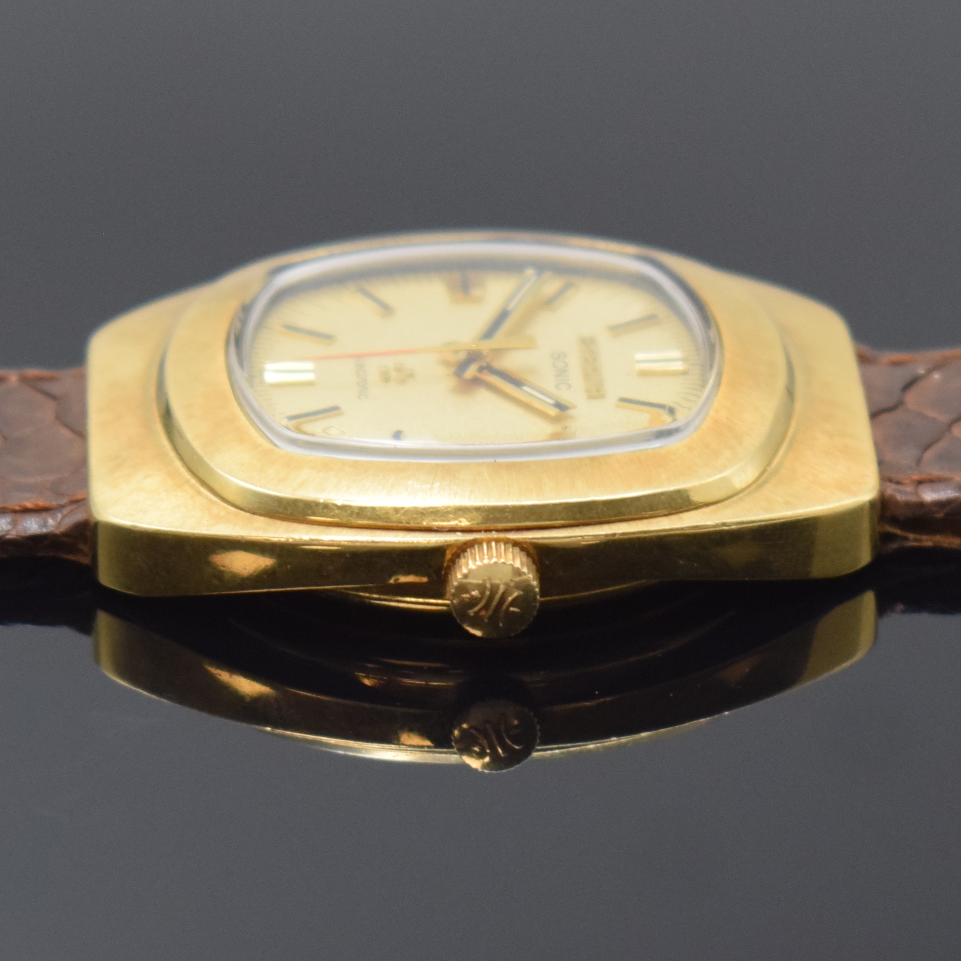 Detail b: ETERNA Herrenarmbanduhr Serie Sonic in GG 750/000, Schweiz um 1972, Boden und Glasrand aufgedr., Zentralsek., gold. Zifferbl. m. aufgel. Indizes, ...