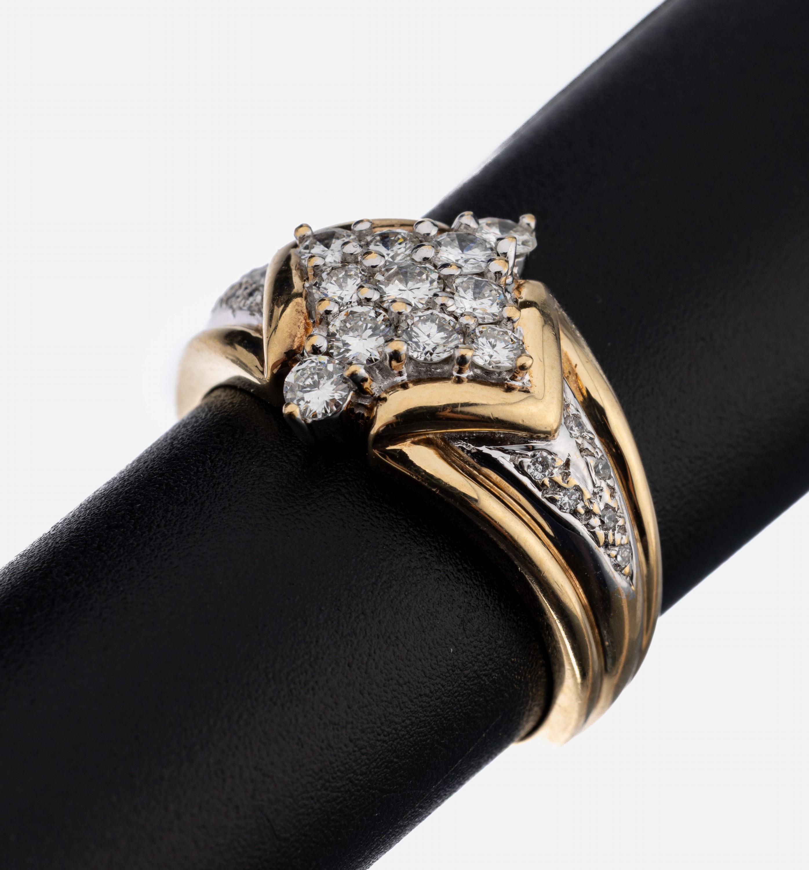 14 kt Gold Brillant-Ring, GG/WG 585/000, in mehreren Ebenen aufgebaut, mittig 11 Brillanten zus. ca. 0.53 ct Weiß/si, seitl. 12in WG gefasste ...