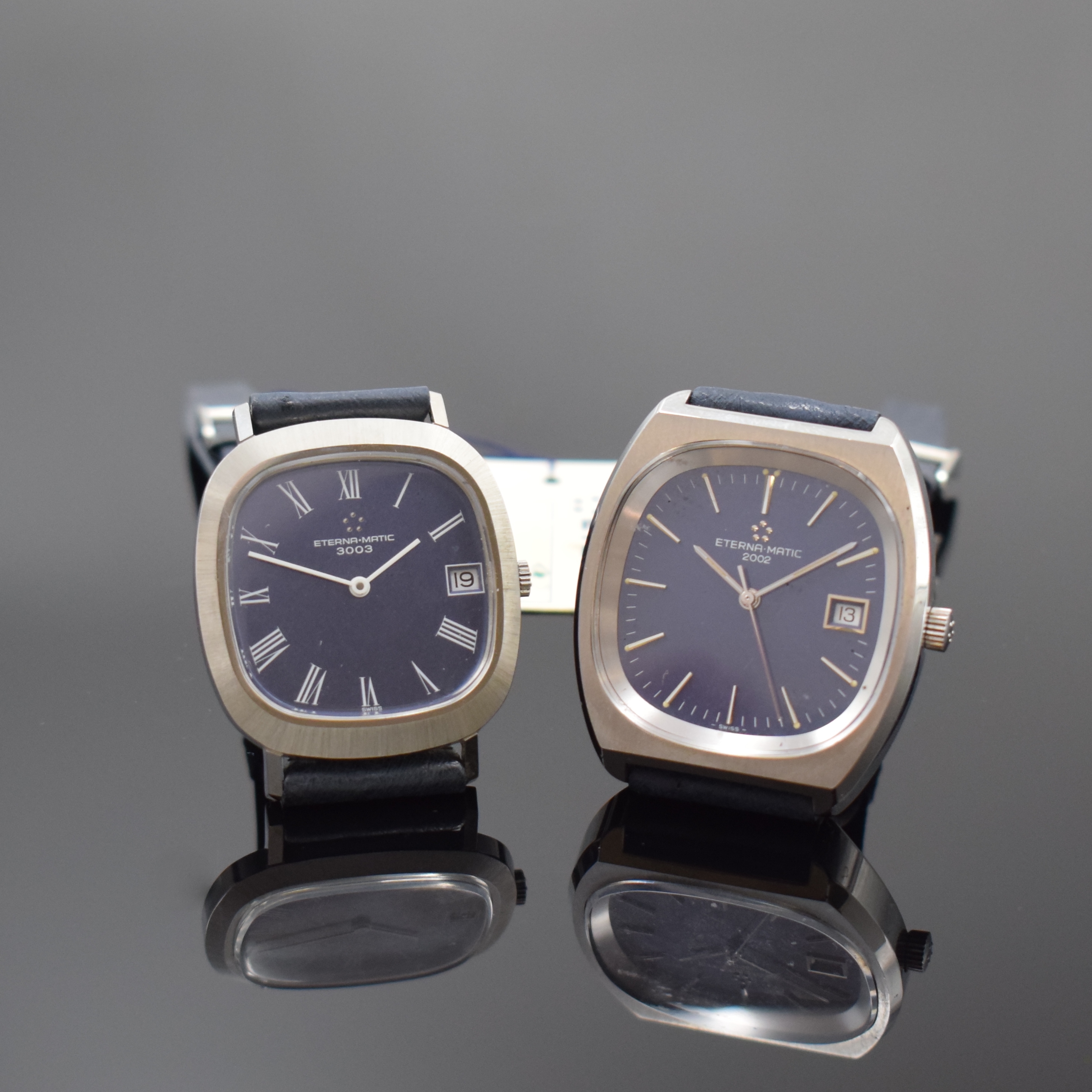 2 ETERNA-MATIC Herrenarmbanduhren Modellserie 2002 und 2003, Schweiz um 1970/80, Edelstahlgeh. inkl. orig. Lederbändern m. orig. Dornschl., Böden ...