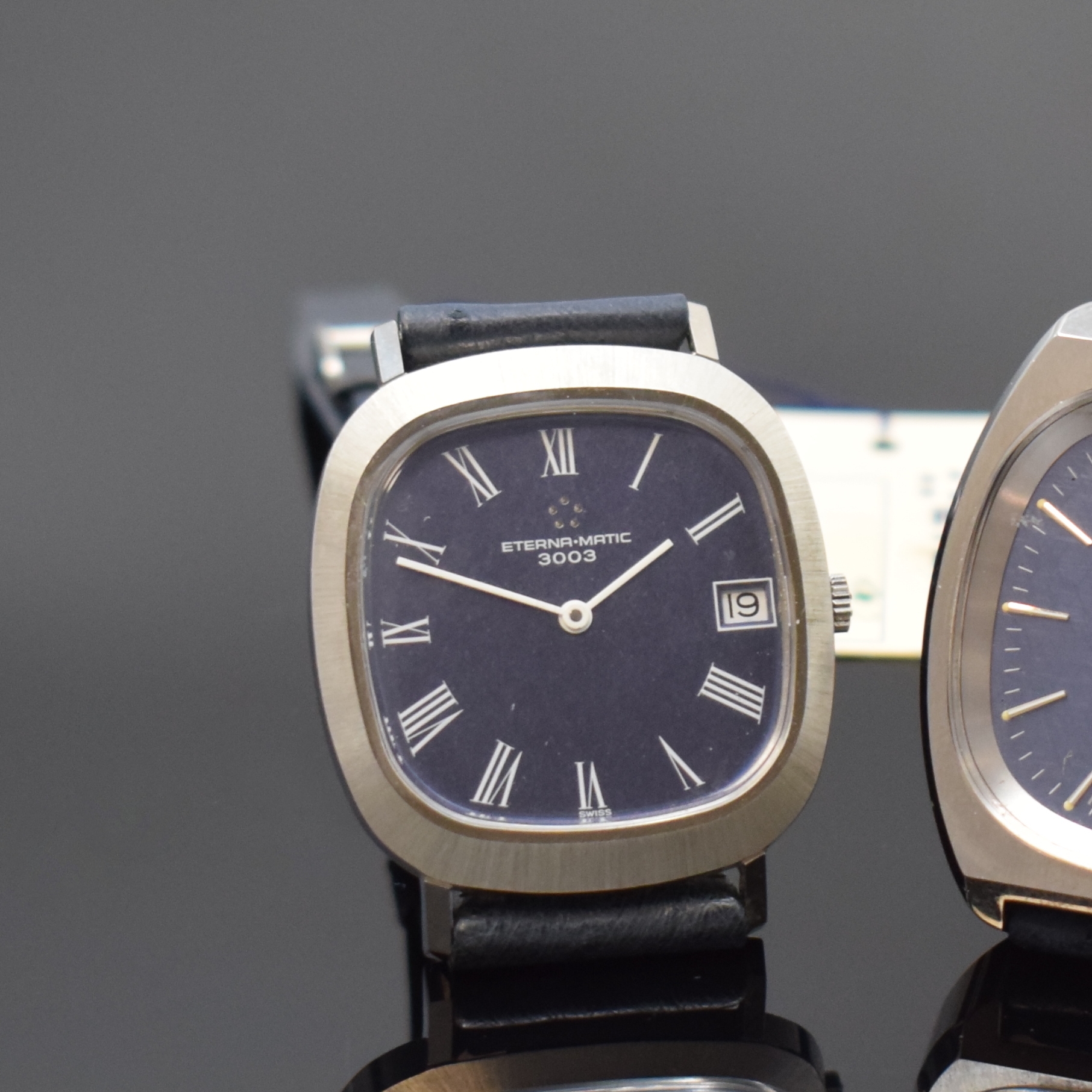 Detail a: 2 ETERNA-MATIC Herrenarmbanduhren Modellserie 2002 und 2003, Schweiz um 1970/80, Edelstahlgeh. inkl. orig. Lederbändern m. orig. Dornschl., Böden ...