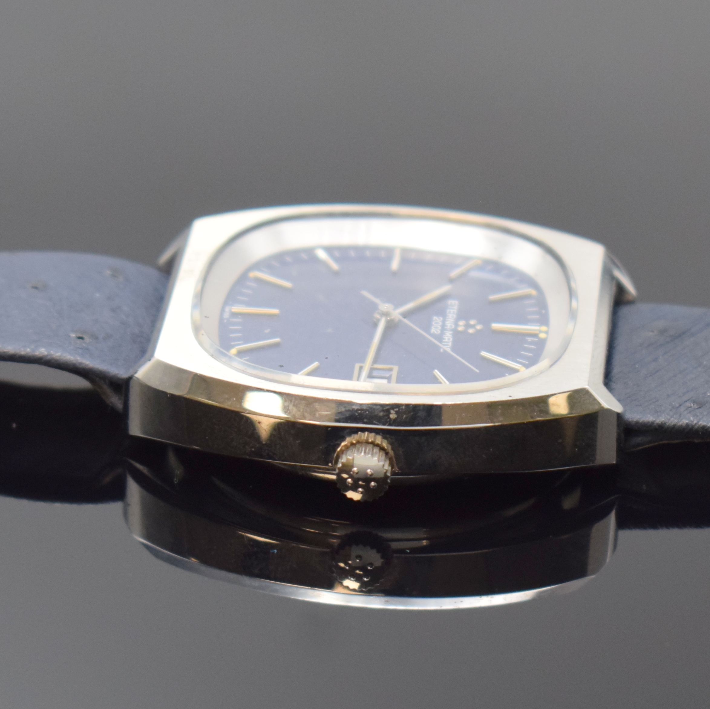 Detail d: 2 ETERNA-MATIC Herrenarmbanduhren Modellserie 2002 und 2003, Schweiz um 1970/80, Edelstahlgeh. inkl. orig. Lederbändern m. orig. Dornschl., Böden ...