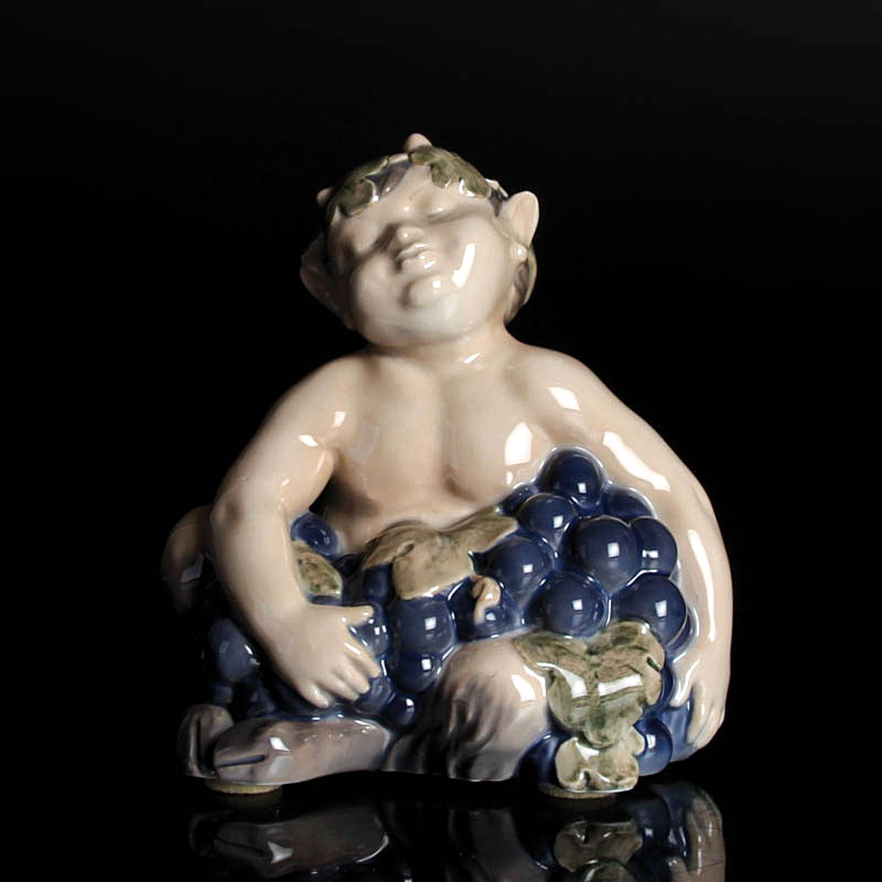 Porzellanfigur Satyr mit Trauben, Royal Copenhagen, Entw. Vilhelm Waldorff, um 1923, Porzellan, farbig staffiert, H. 13 cm