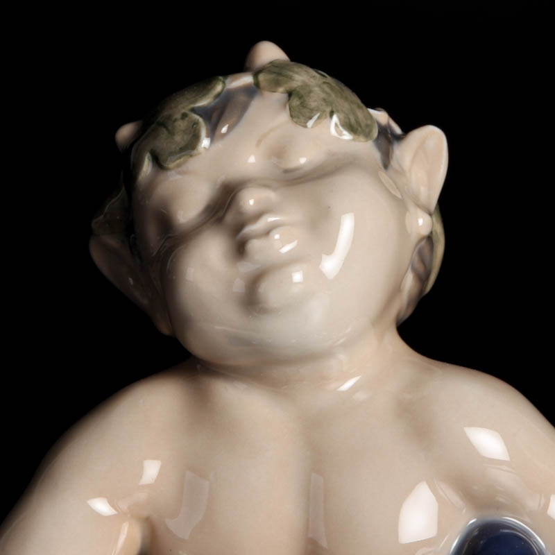 Detail a: Porzellanfigur Satyr mit Trauben, Royal Copenhagen, Entw. Vilhelm Waldorff, um 1923, Porzellan, farbig staffiert, H. 13 cm