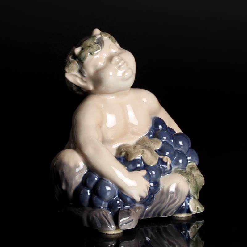 Detail b: Porzellanfigur Satyr mit Trauben, Royal Copenhagen, Entw. Vilhelm Waldorff, um 1923, Porzellan, farbig staffiert, H. 13 cm