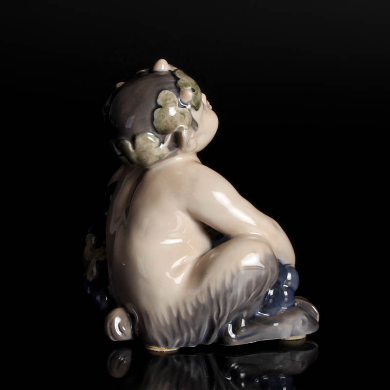 Detail c: Porzellanfigur Satyr mit Trauben, Royal Copenhagen, Entw. Vilhelm Waldorff, um 1923, Porzellan, farbig staffiert, H. 13 cm