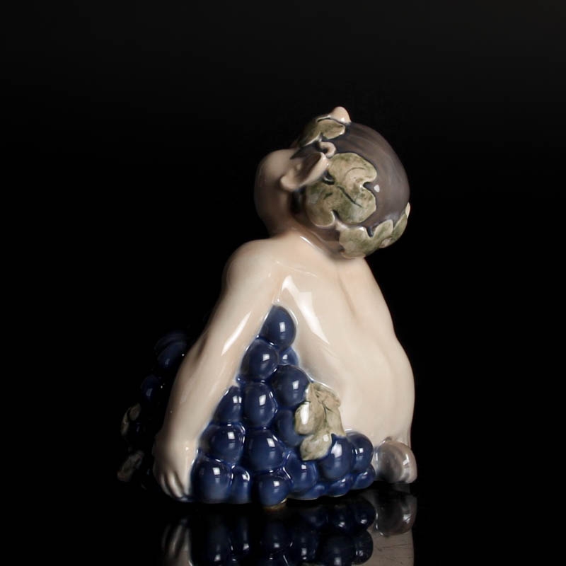 Detail d: Porzellanfigur Satyr mit Trauben, Royal Copenhagen, Entw. Vilhelm Waldorff, um 1923, Porzellan, farbig staffiert, H. 13 cm