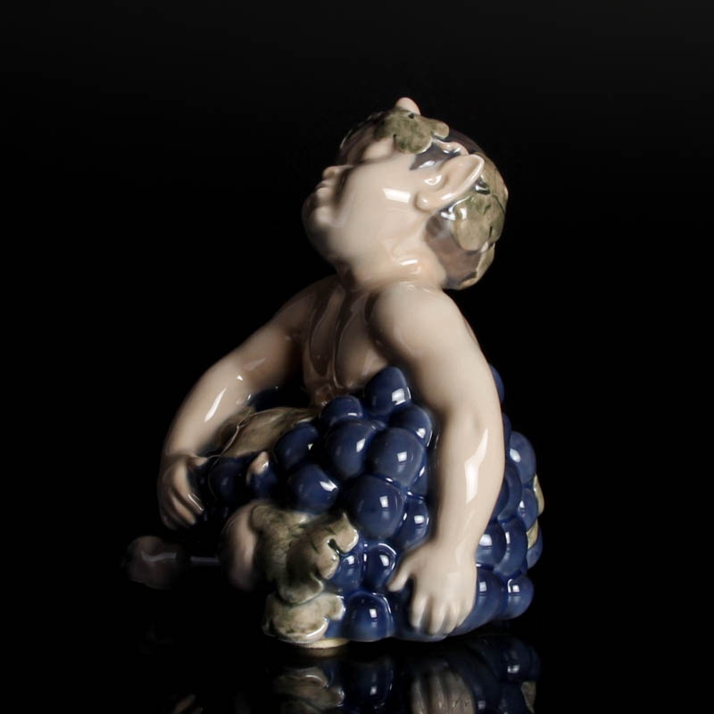 Detail e: Porzellanfigur Satyr mit Trauben, Royal Copenhagen, Entw. Vilhelm Waldorff, um 1923, Porzellan, farbig staffiert, H. 13 cm