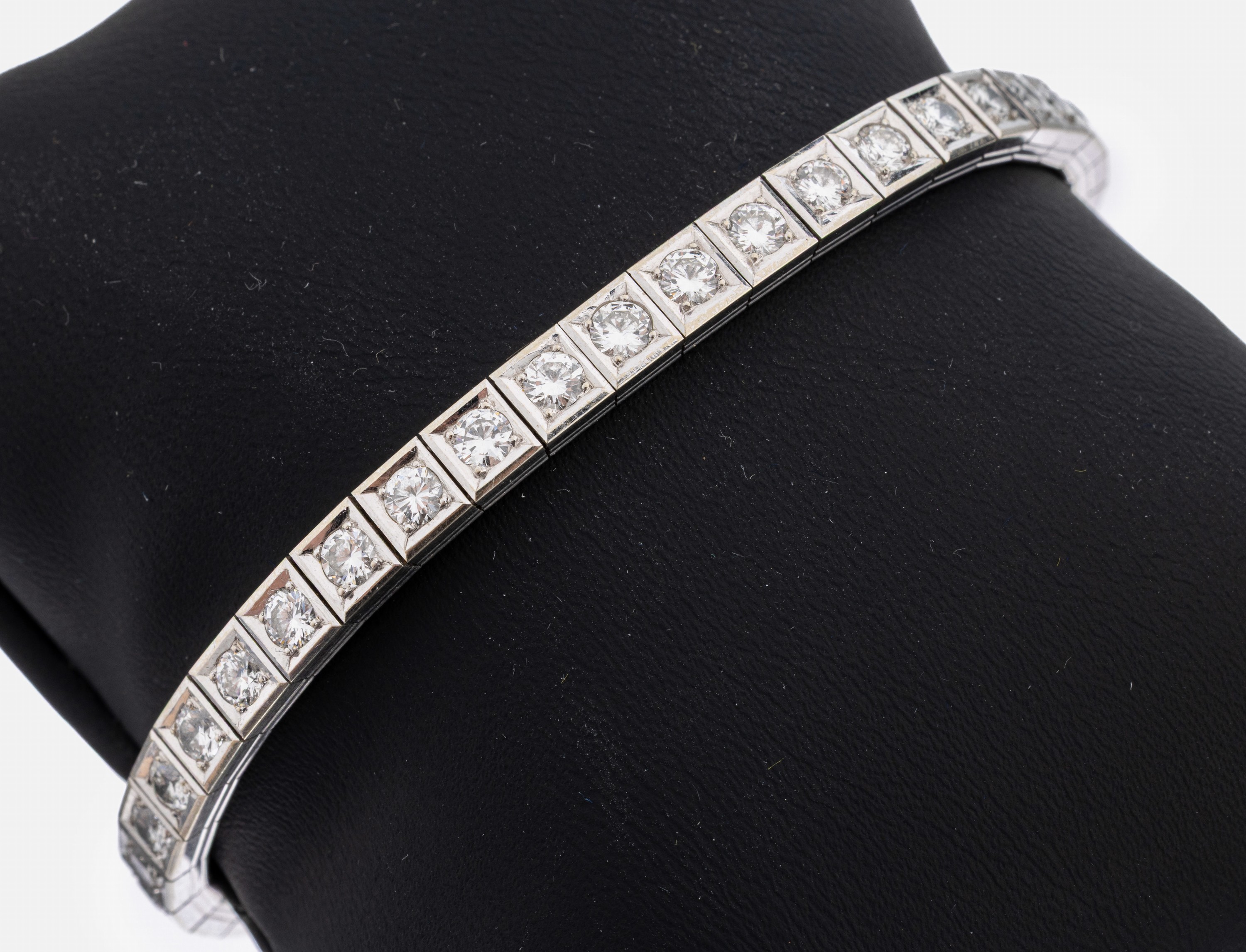 18 kt Gold Brillant Armband, WG 750/000, 40 Brillanten zus. ca. 4.93 ct (grav.) feines Weiß-Weiß/vs-si, L. ca. 20 cm, Kastenschloß mit 2 ...
