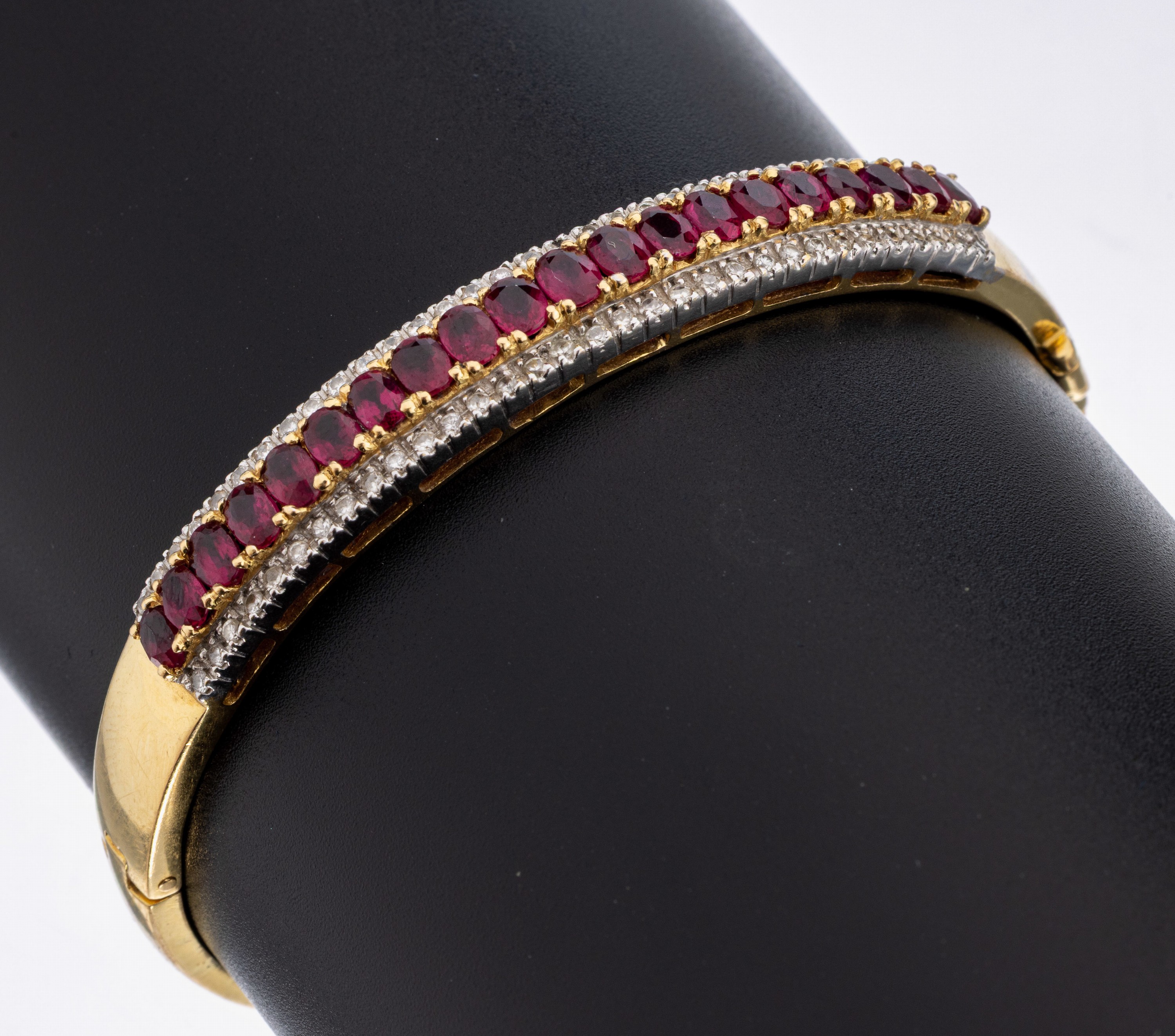 18 kt Gold Rubin Diamant Armband, GG/WG 750/000, 20 ovalfacett. Rubine zus. ca. 3.00 ct, seitl. in WG gefassten 70 8/8-Diamanten zus. ca. 0.70 ct ...