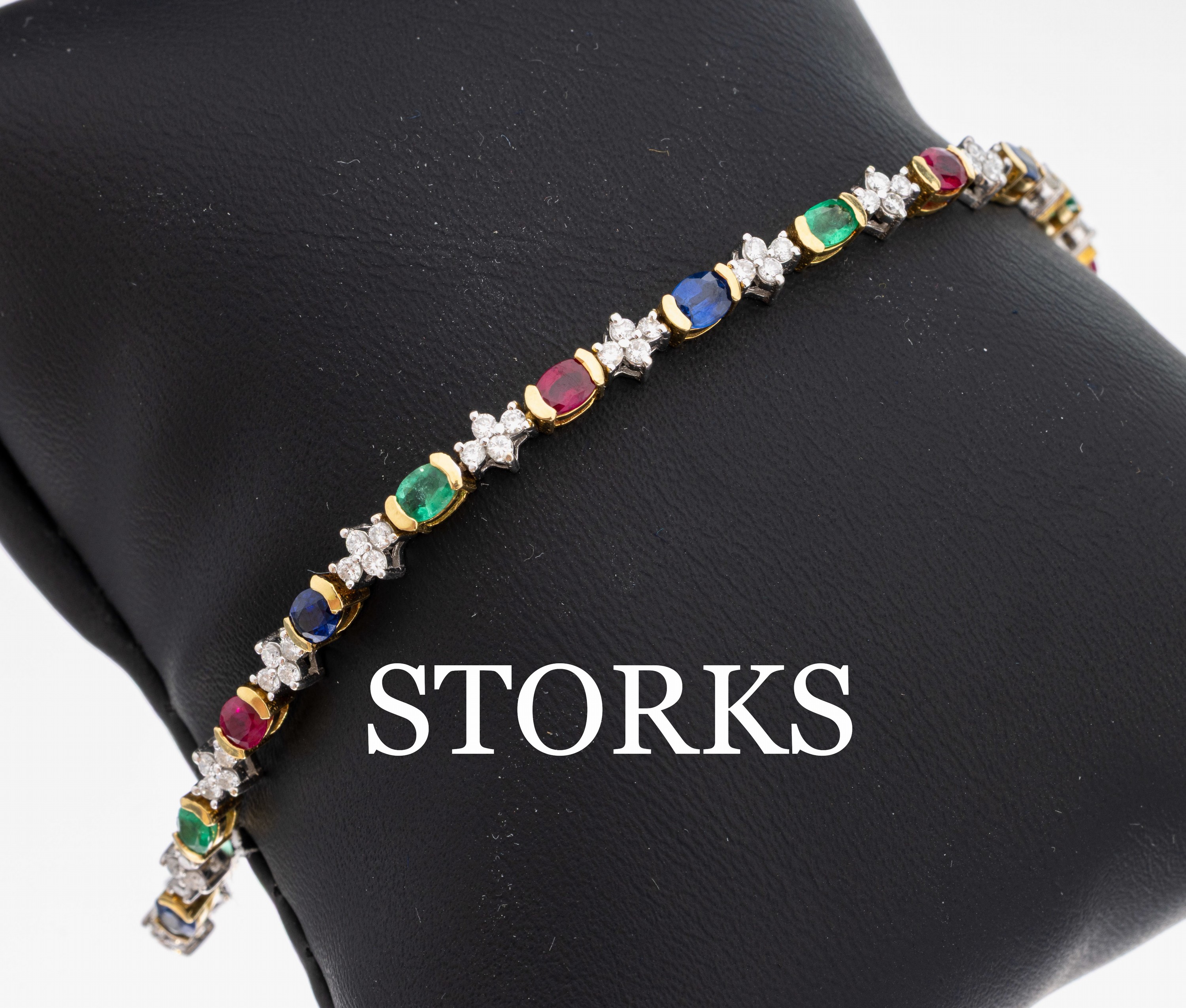 18 kt Gold Saphir-Rubin-Smaragd-Brillant- Armband, GG/WG 750/000, bes. mit 19 ovalfacett. Farbsteinen von schöner Farbe zus.ca. 2.00 ct, 76 in WG ...