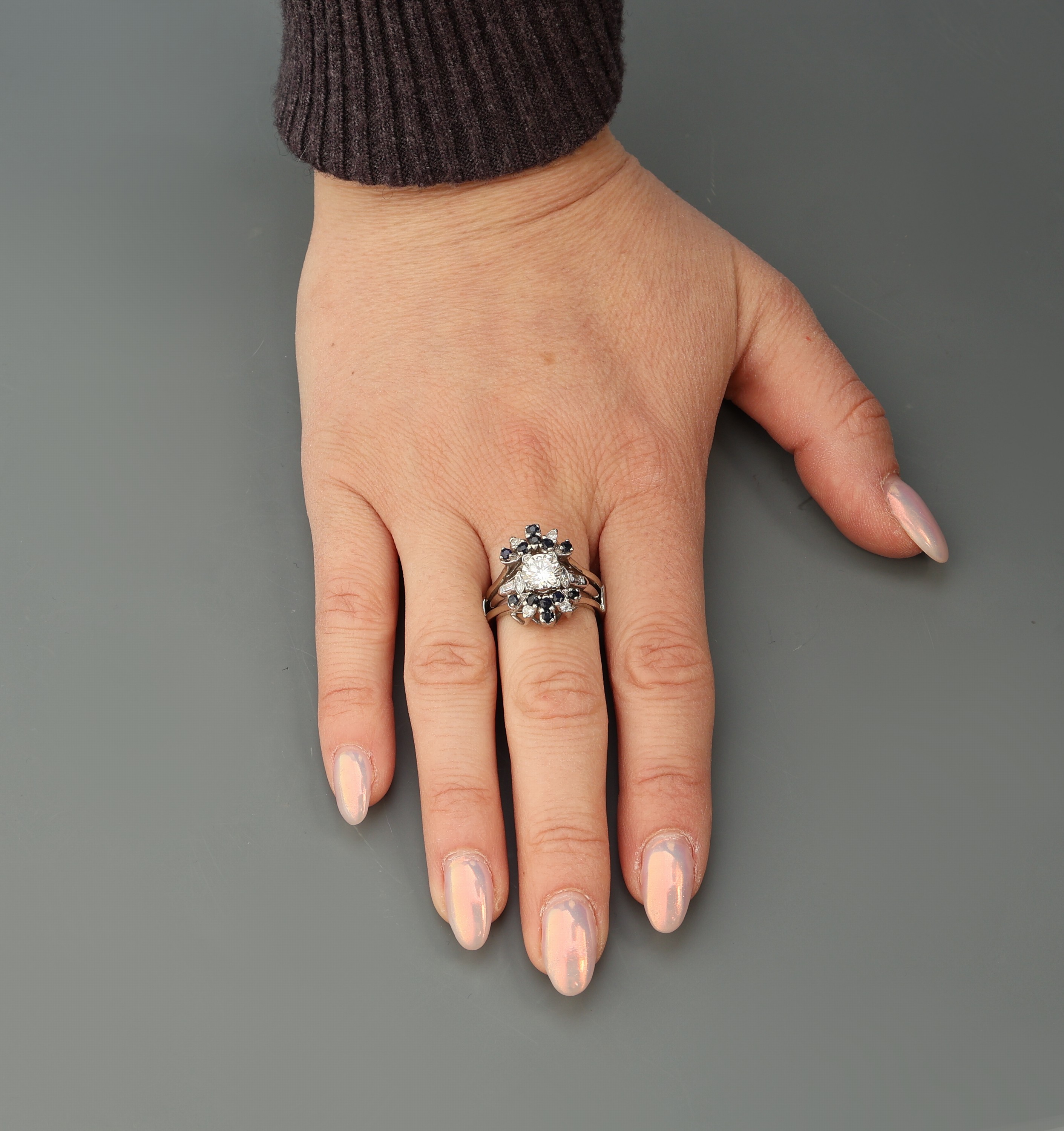 Detail d: Saphir-Brillant-Kombinationsring, 1 x Ring mit Brillant Solitär, 10 % Iridium- Platin-Fassung, Brillant ca. 1.25 ct Weiß/p lasergebohrt (mit IGI ...