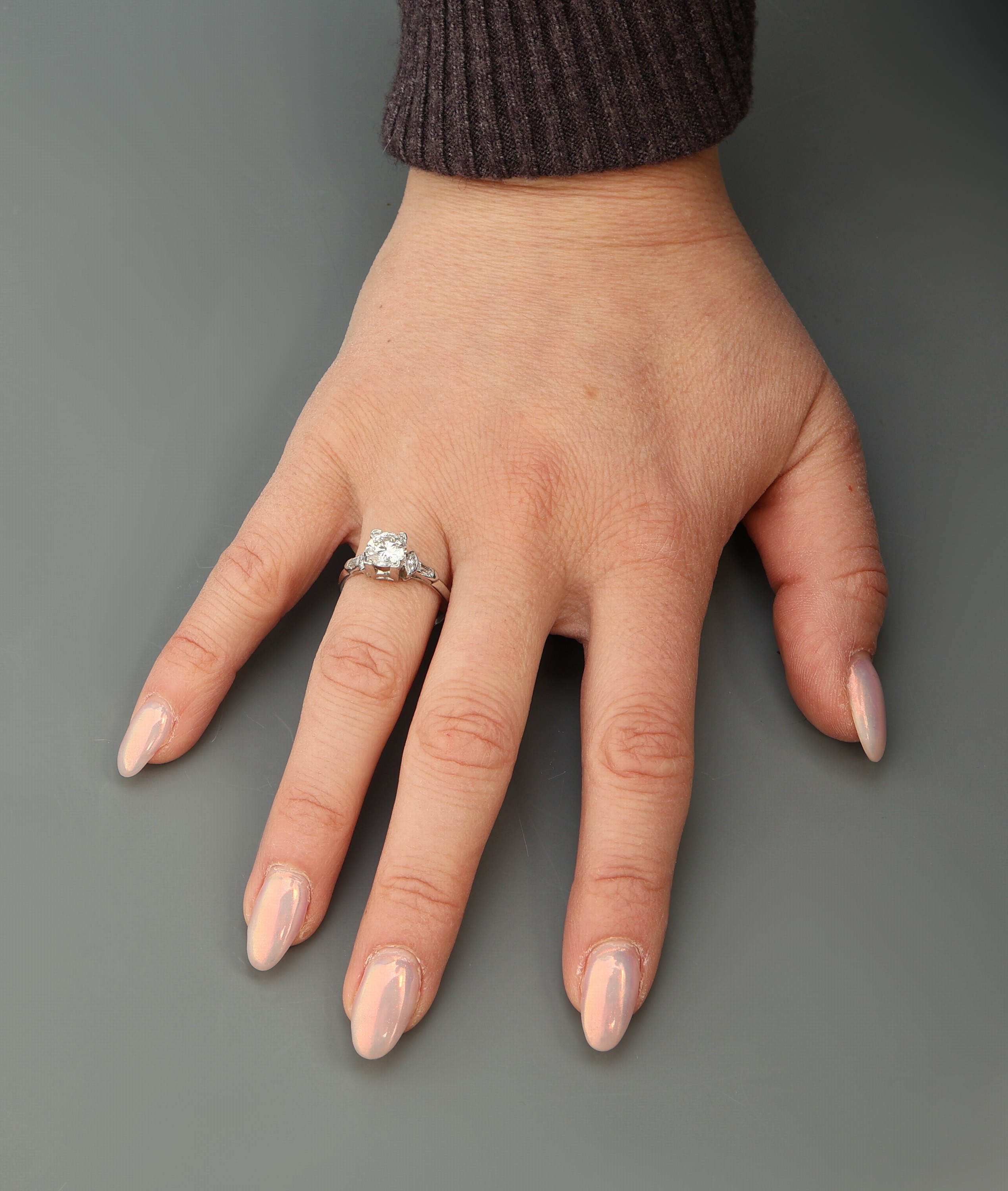 Detail e: Saphir-Brillant-Kombinationsring, 1 x Ring mit Brillant Solitär, 10 % Iridium- Platin-Fassung, Brillant ca. 1.25 ct Weiß/p lasergebohrt (mit IGI ...