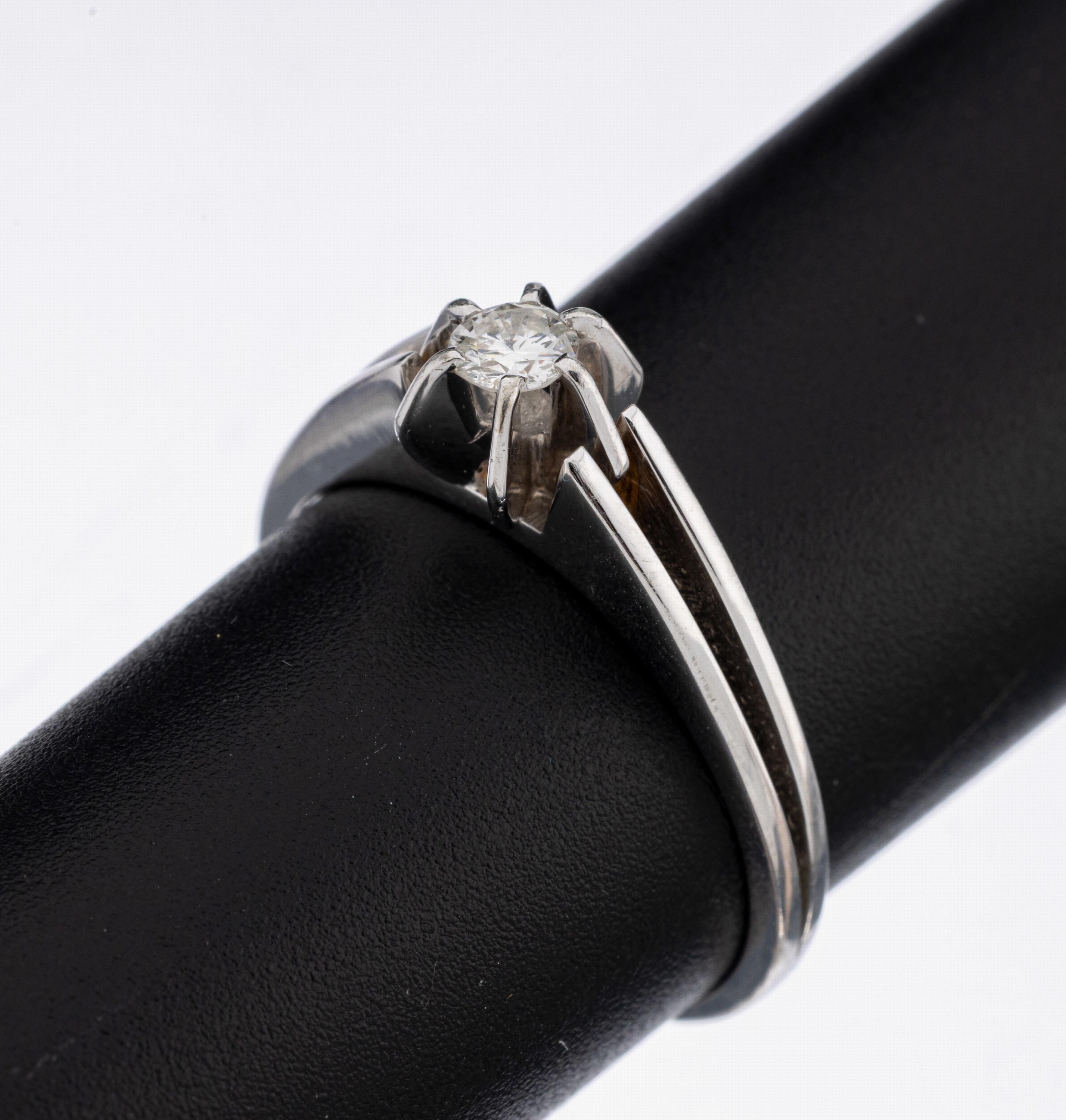 18 kt Gold Brillant-Ring, WG 750/000, Brillant ca. 0.20 ct Weiß/si, RW 58, ca. 3.8 g