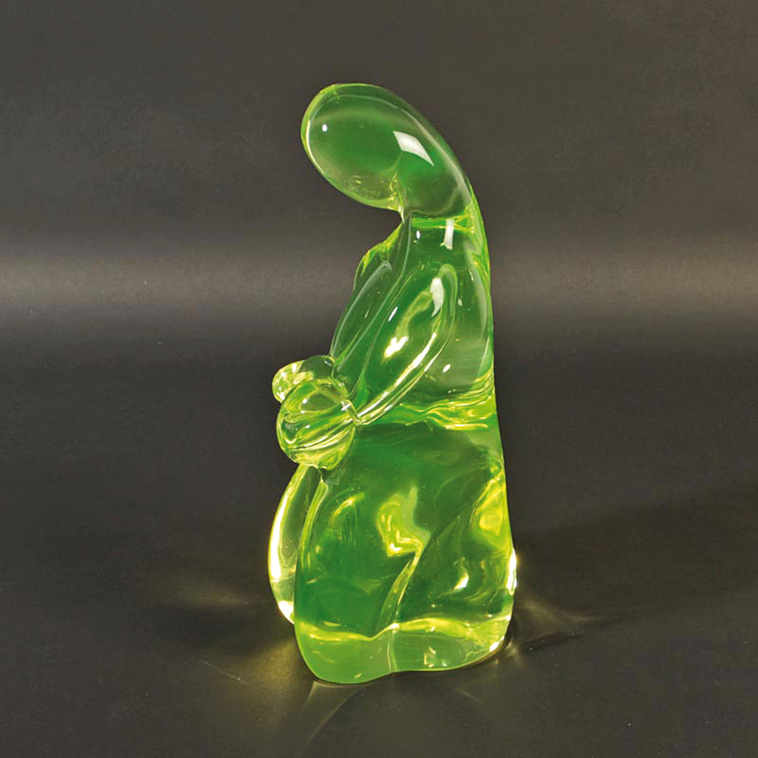 Uranglasskulptur, Ermanno Nason für Cenedese, Murano, Uranglas, sitzende Frau mit Kind in den Armen, H. 28 cm