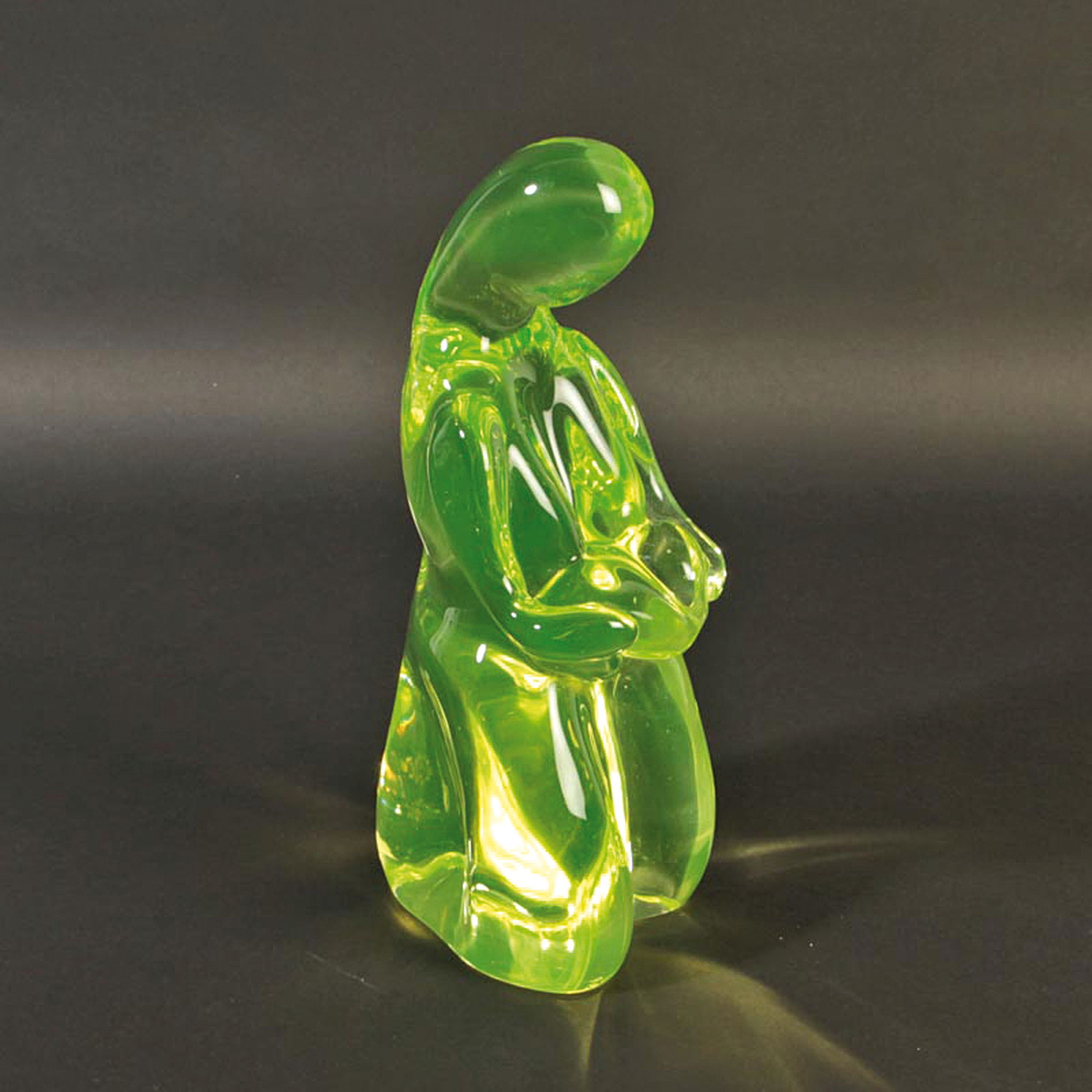 Detail a: Uranglasskulptur, Ermanno Nason für Cenedese, Murano, Uranglas, sitzende Frau mit Kind in den Armen, H. 28 cm