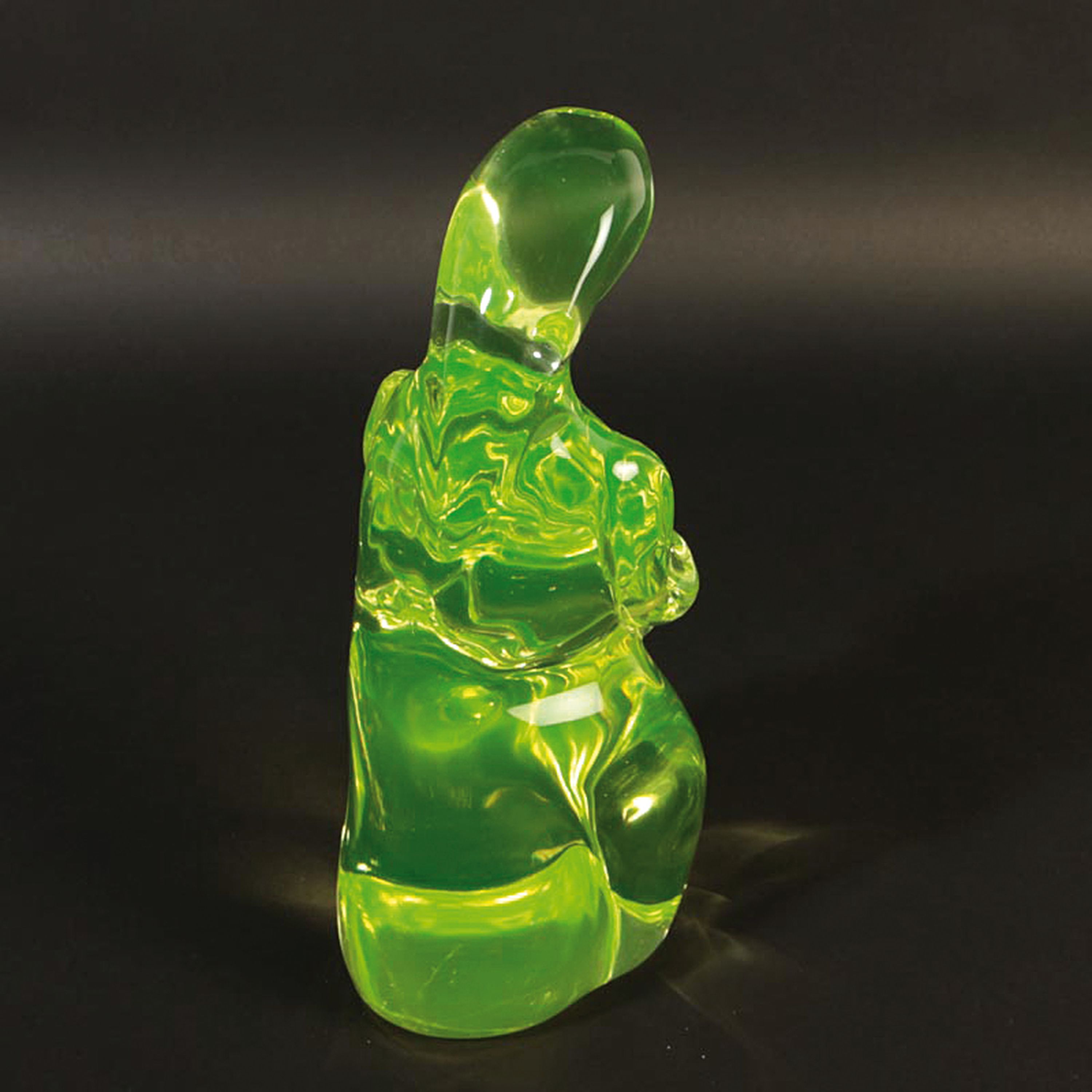 Detail b: Uranglasskulptur, Ermanno Nason für Cenedese, Murano, Uranglas, sitzende Frau mit Kind in den Armen, H. 28 cm