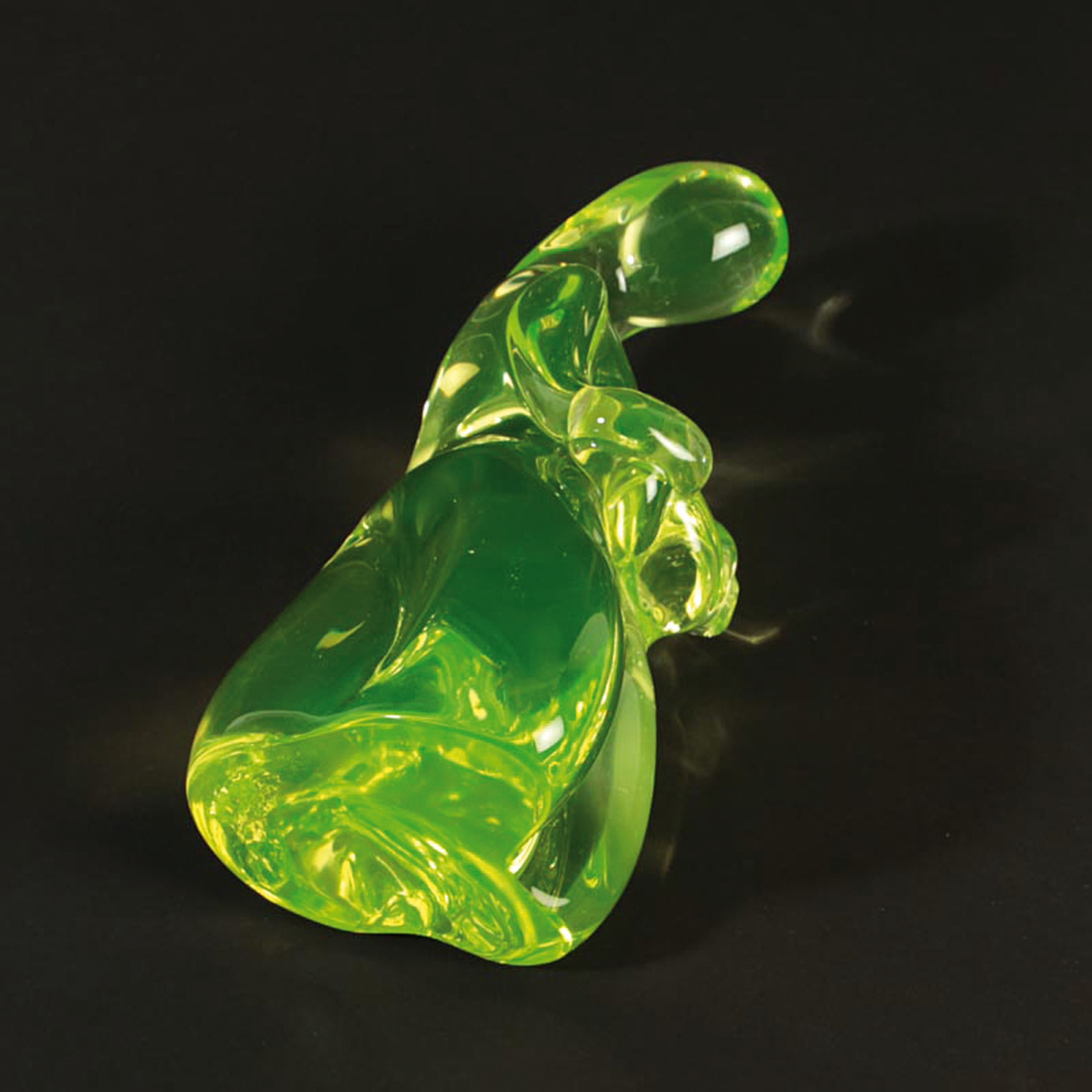 Detail c: Uranglasskulptur, Ermanno Nason für Cenedese, Murano, Uranglas, sitzende Frau mit Kind in den Armen, H. 28 cm