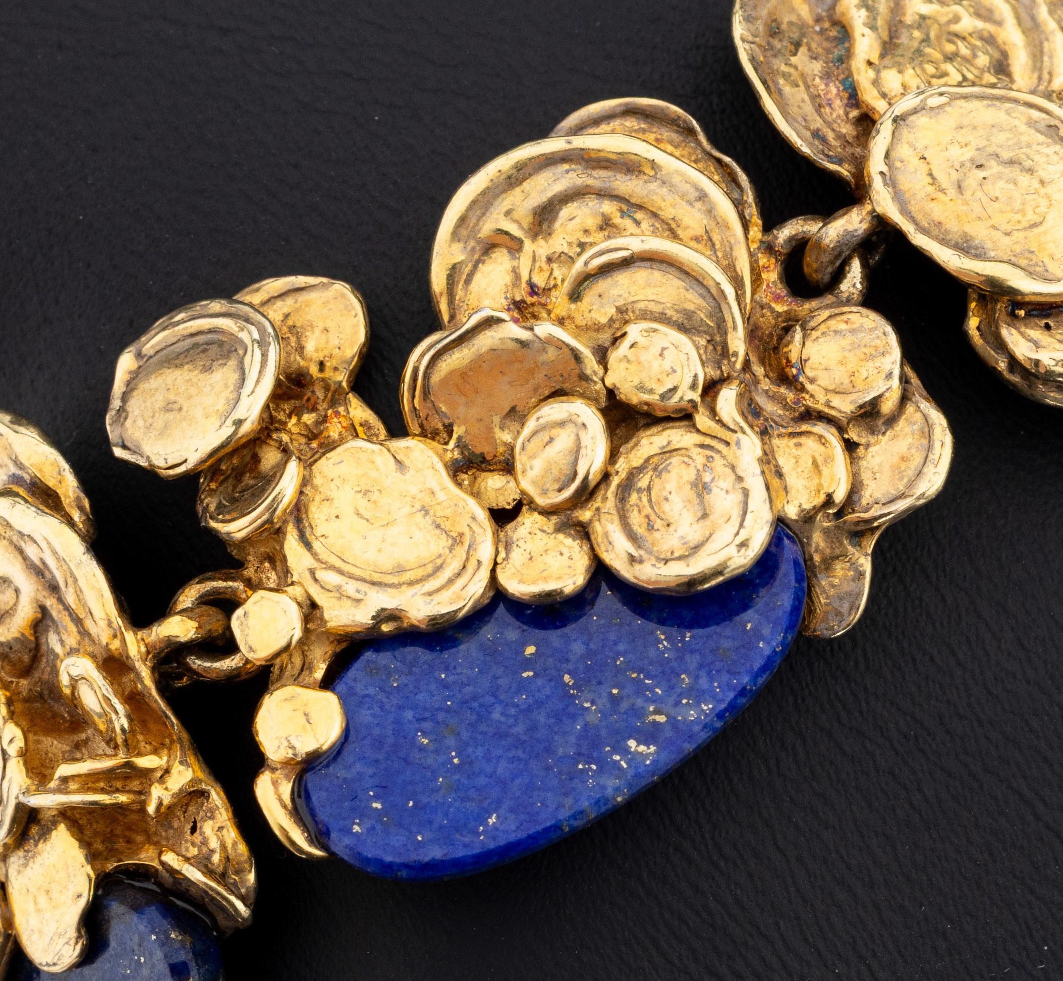 Detail a: Ausgefallenes Lapislazuli-Armband, 925er Silber verg., ausgefallenes Design in mehrerenEbenen, z.T. mit Hammerschlagverz., eingel. ovale ...