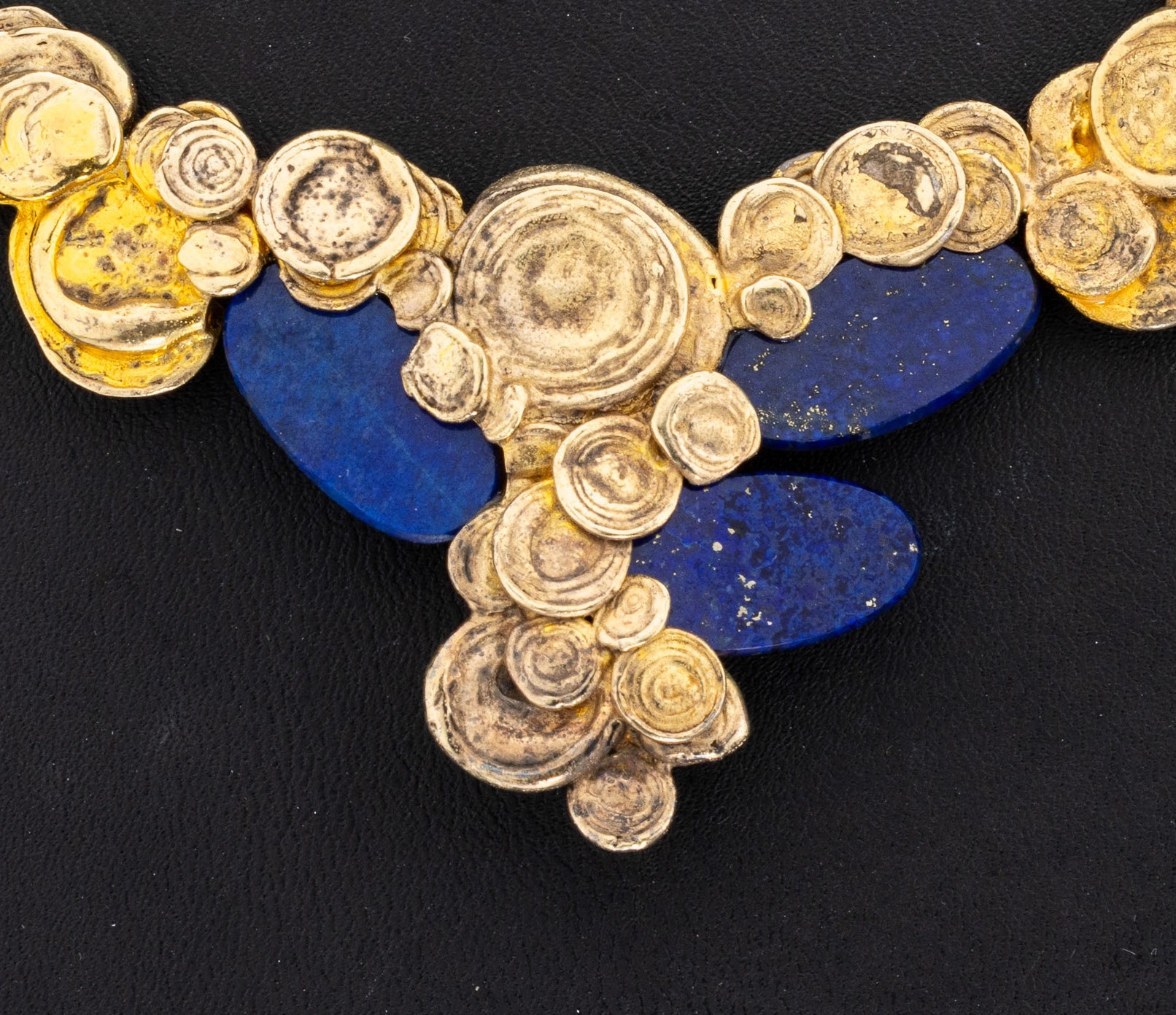 Ausgefallenes Lapislazuli-Collier, 925er Silber verg., ausgefallenes Design in mehrerenEbenen, z.T. mit Hammerschlagverz., eingel. ovale ...