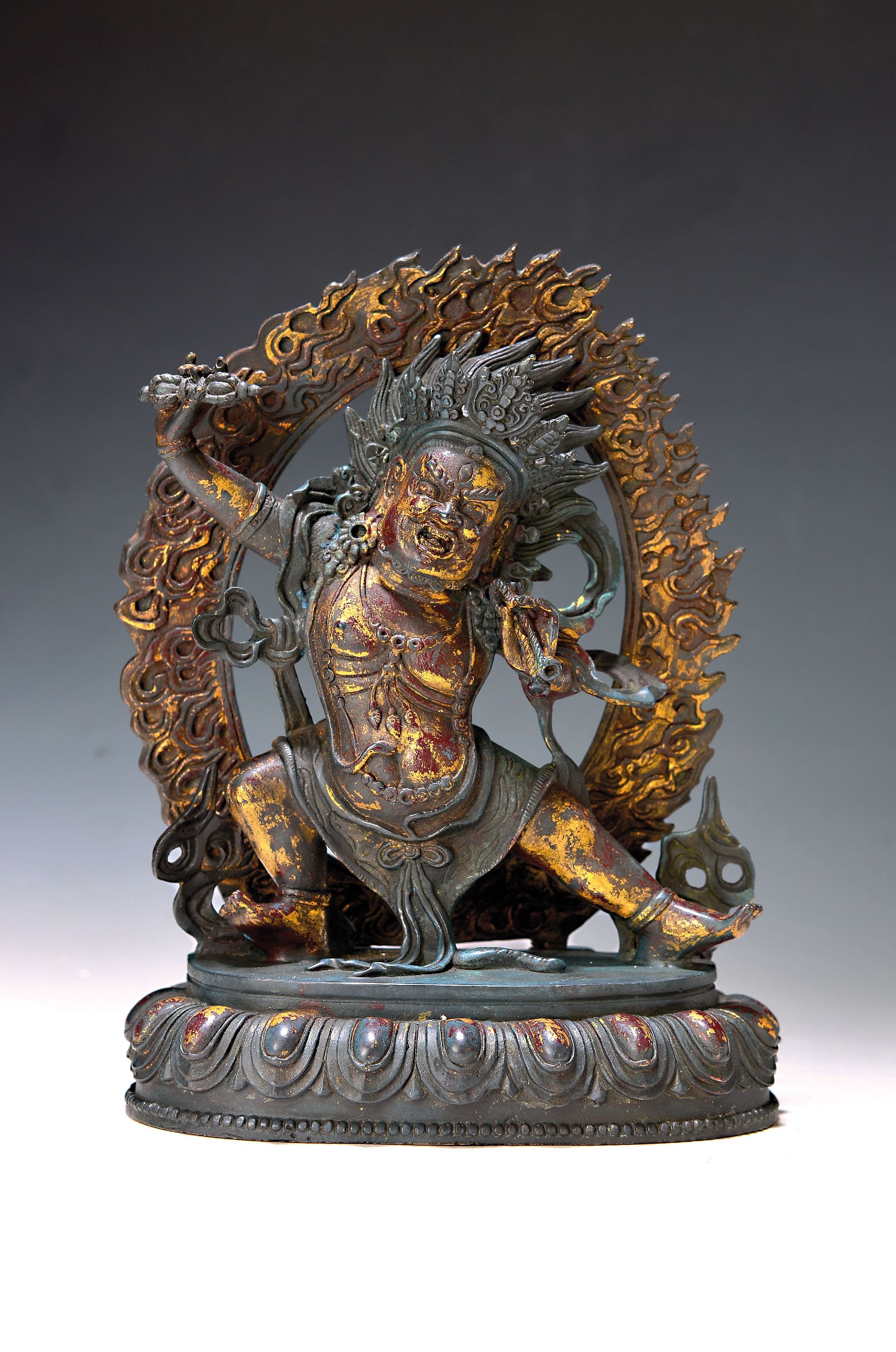 Vajrapani, Nepal, 20. Jh., Kupferlegierung Reste von Vergoldung, Boddhisattva der Kraft, in einer Hand Diamantzepter und in der anderen Hand ein Seil ...