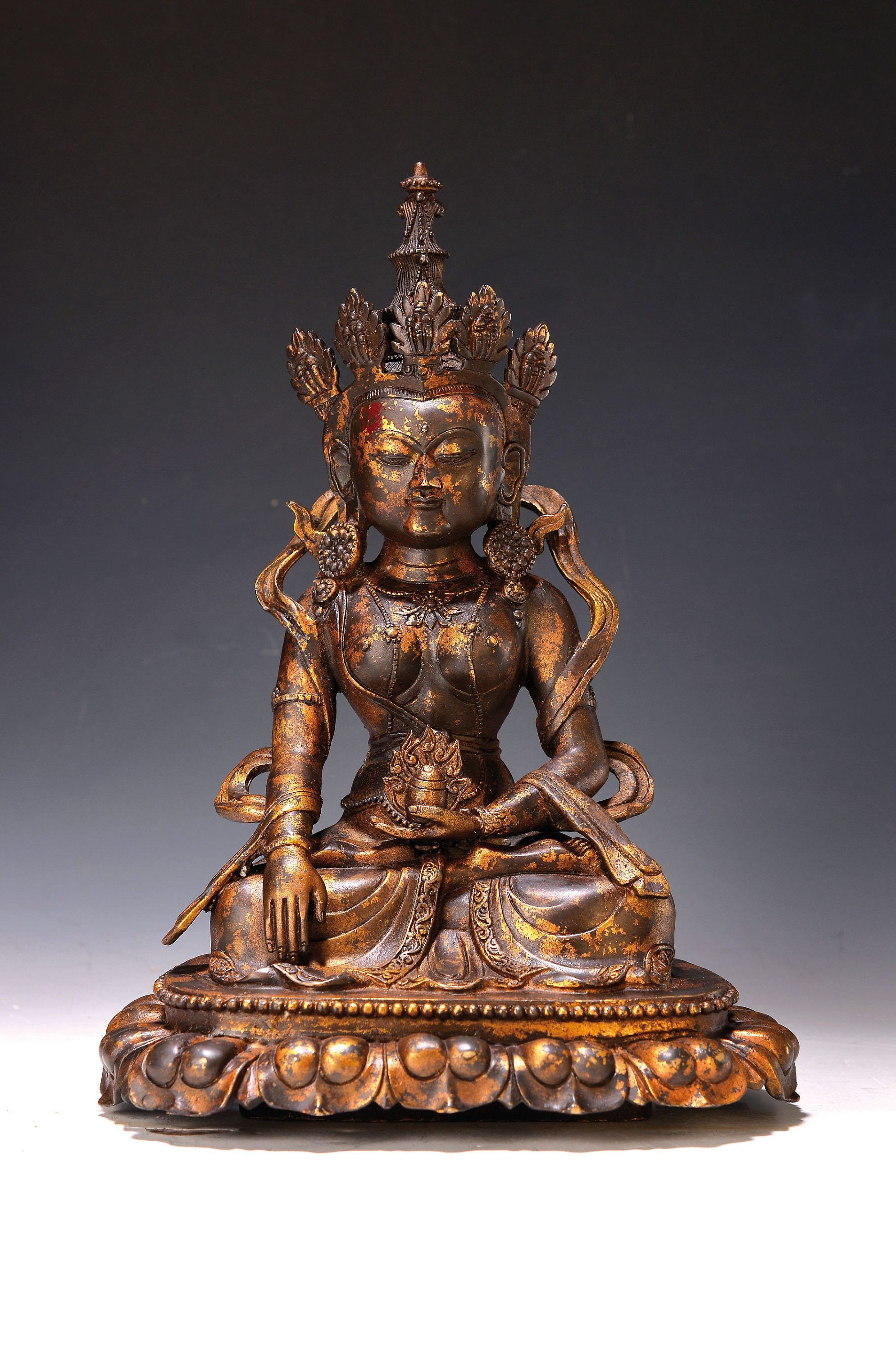 Bodhisattva, China, 20. Jh., Kupferlegierung, vergoldet, mit einem flammendem Juwel in einer Hand, H. ca. 32cm, ca. 3.4 kg