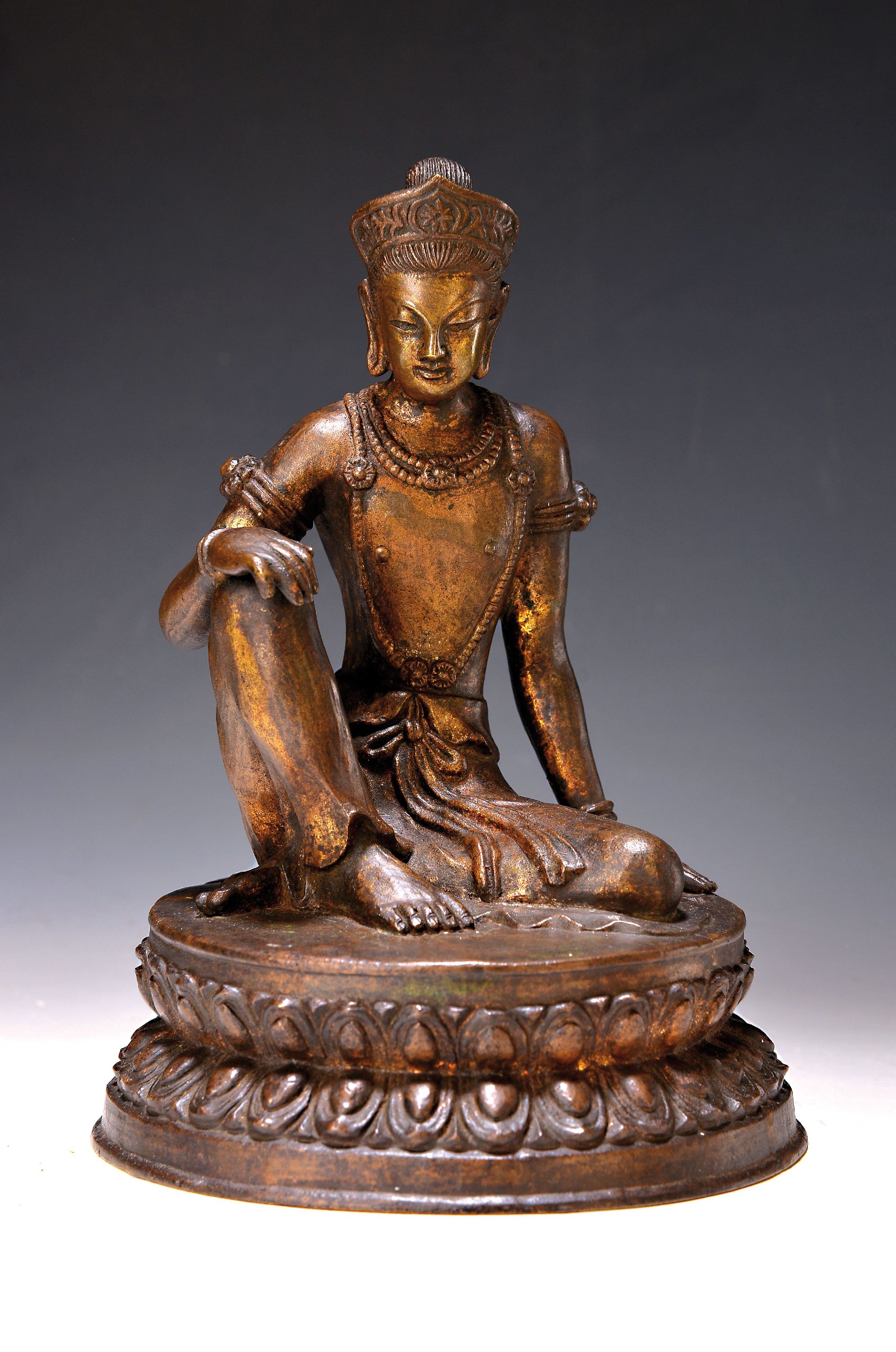 Avalokiteshvara, China, 20. Jh., Bronze, Reste von Vergoldung, das Spiegelbild des Wassers und des Mondes, H. ca. 26 cm