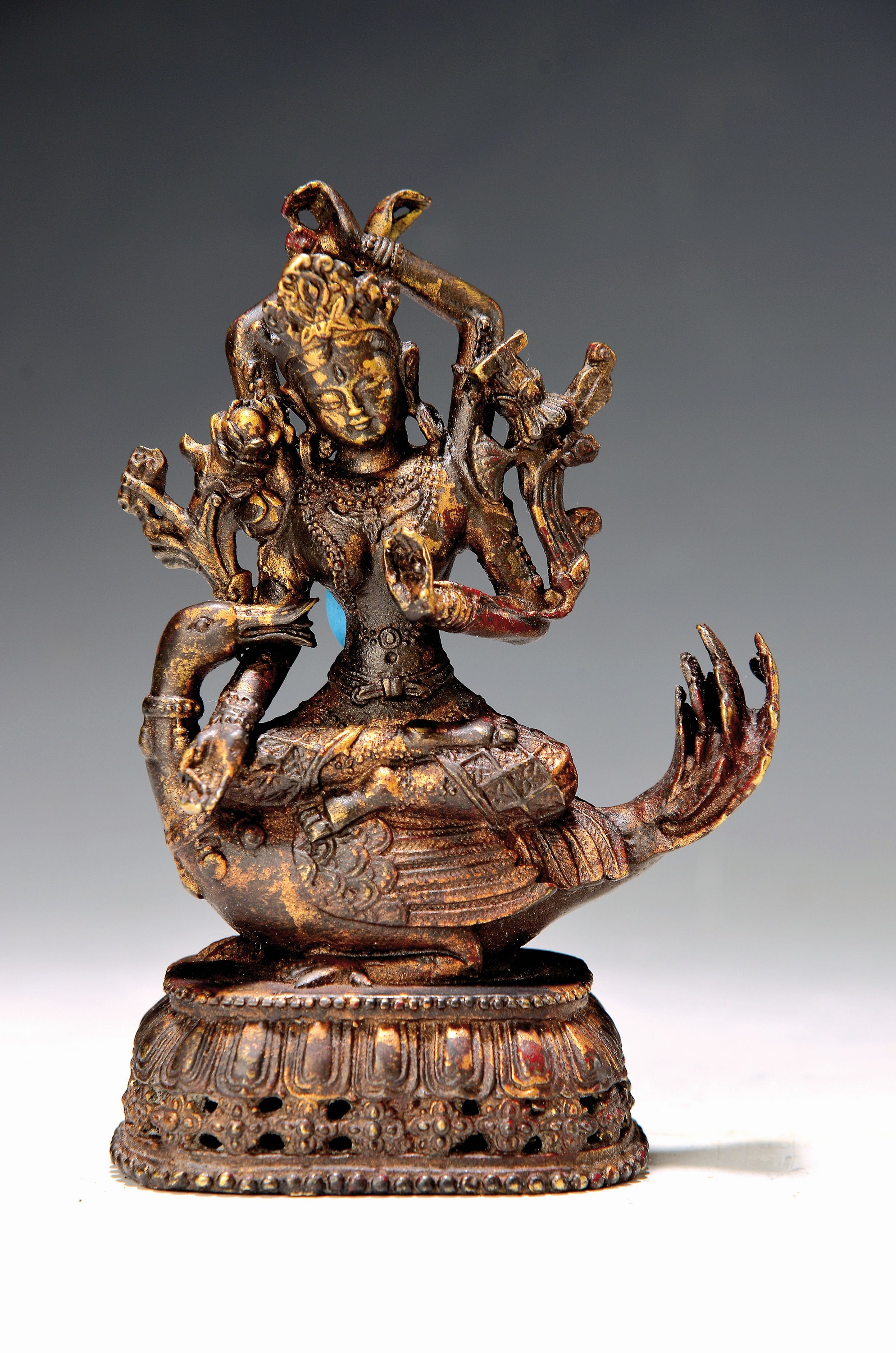 Göttin auf Gans reitend, Nepal, 20.Jh., Kupferlegierung vergoldet, H. ca. 15 cm Sockel mit Durchbrucharbeit