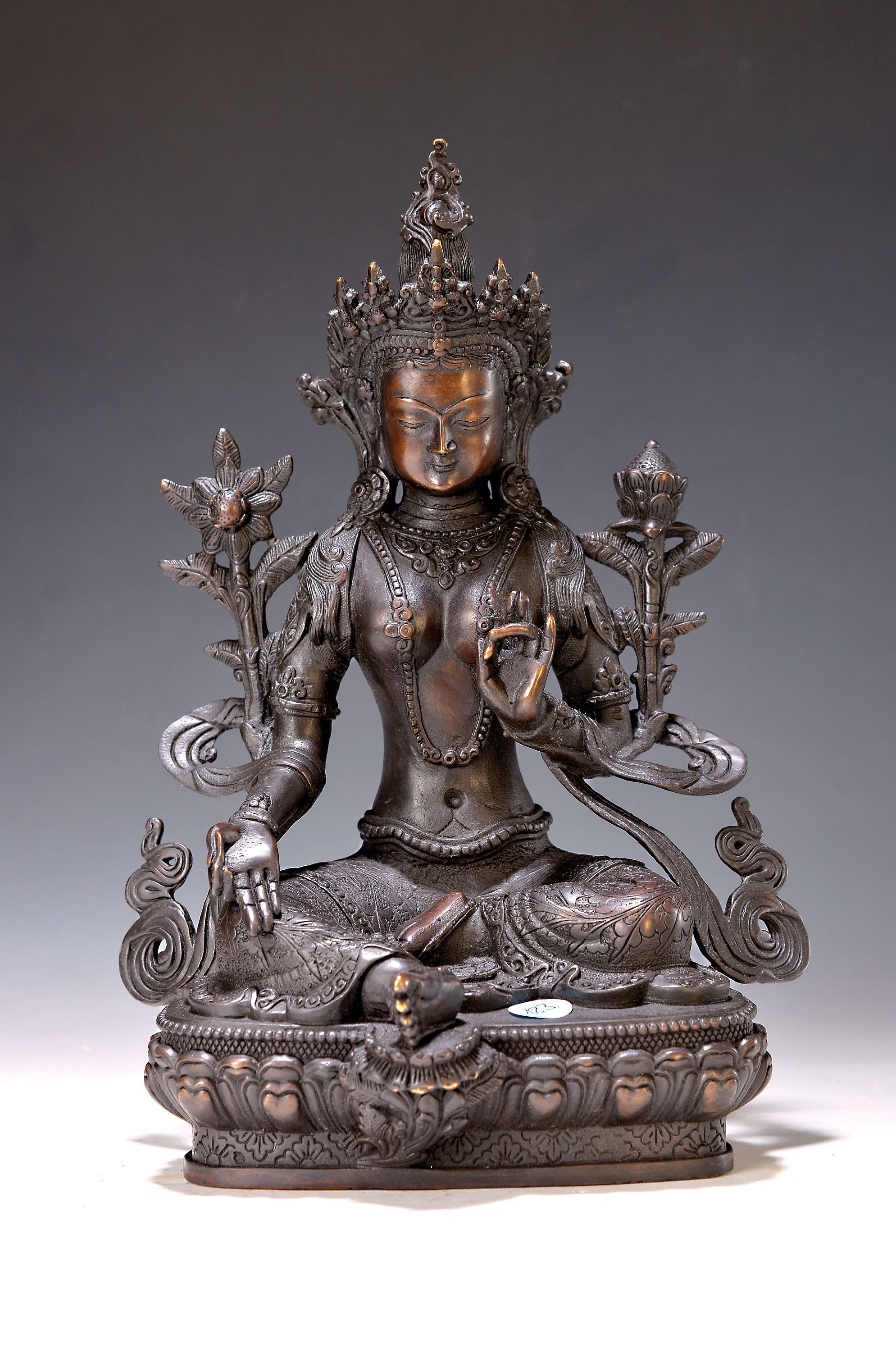 Grüne Tara, Nepal, um 1980, Kupferlegierung, Reste von Vergoldung, H. ca. 22 cm, Nothelferin