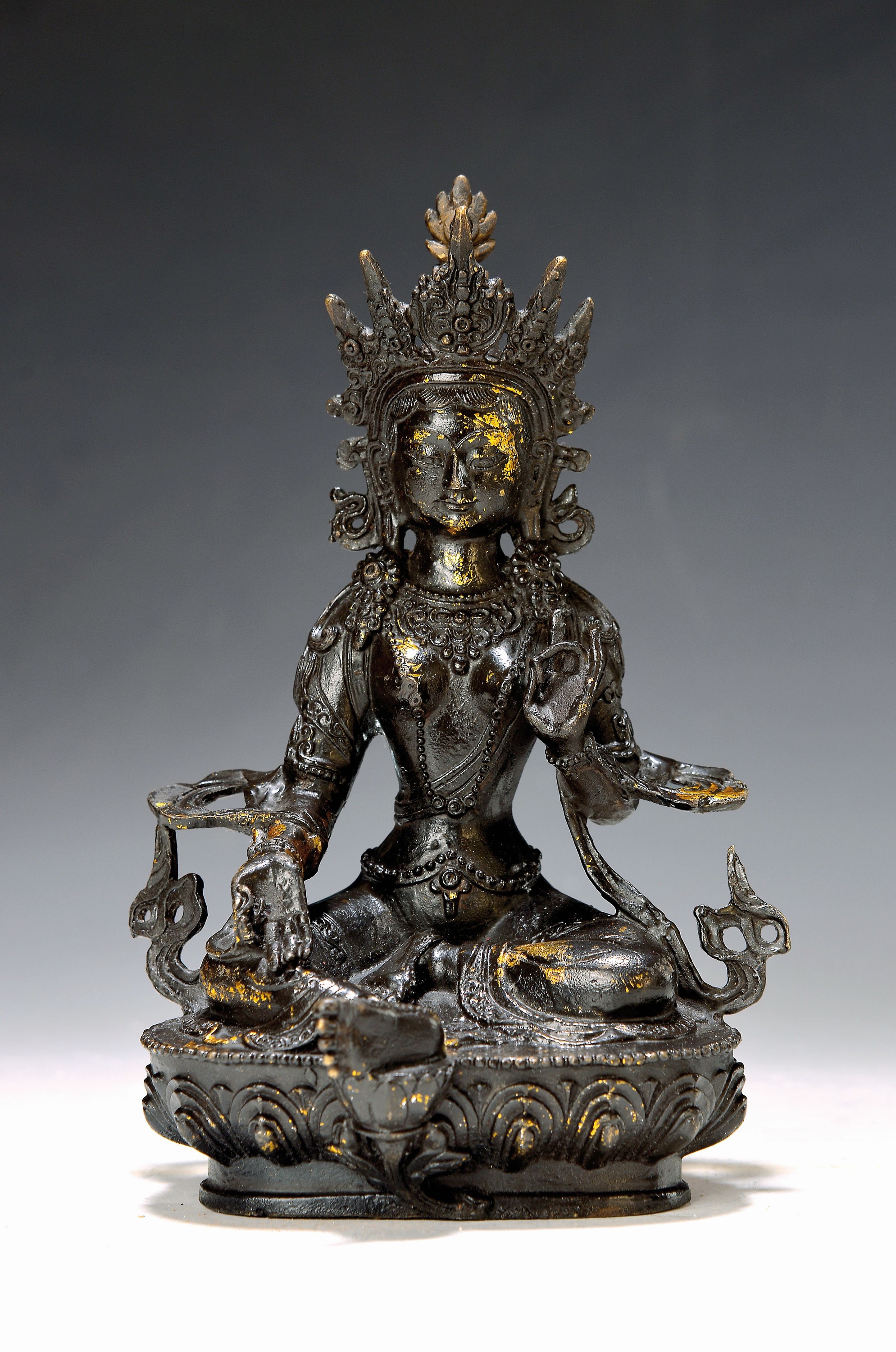 Grüne Tara, Nepal, um 1980, Kupferlegierung, Reste von Vergoldung, H. ca. 22 cm, Nothelferin