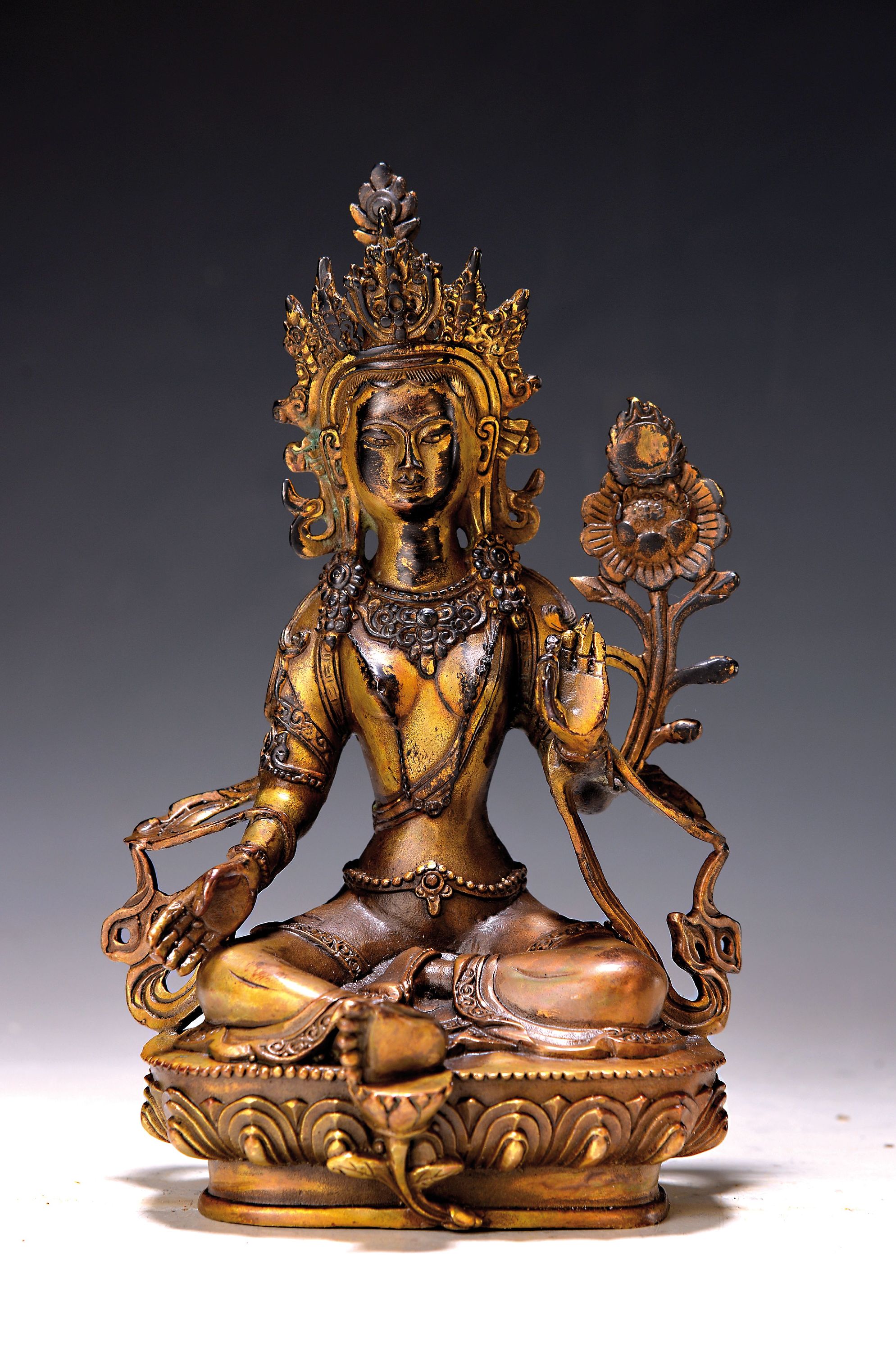Grüne Tara, Nepal, 20. Jh., Kupferlegierung, Reste von Vergoldung, H. ca. 21 cm, Nothelferin