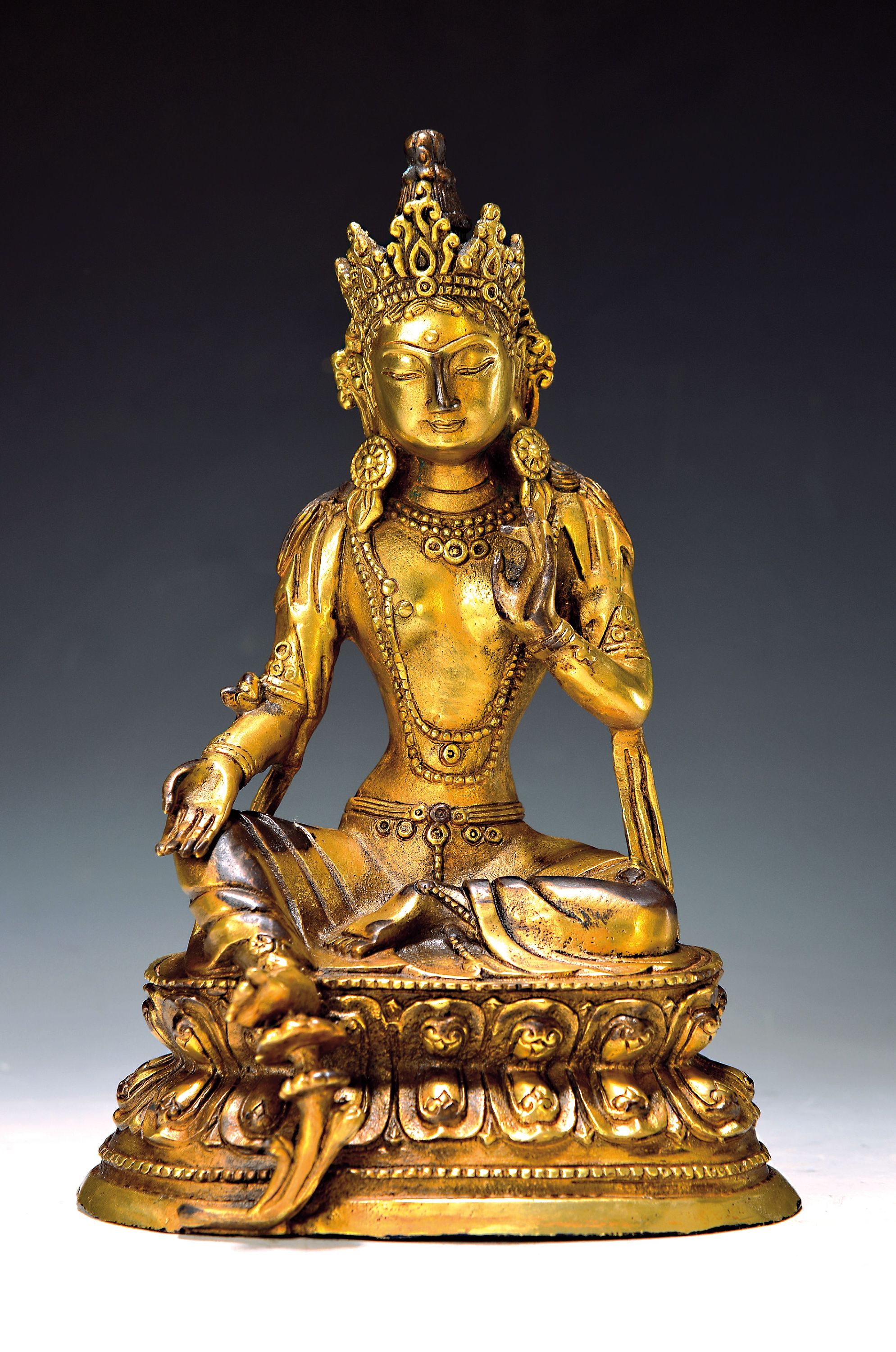 Grüne Tara, Nepal, 20. Jh., Kupferlegierung, Reste von Vergoldung, Werkstattmarke, H. ca. 25 cm, Nothelferin