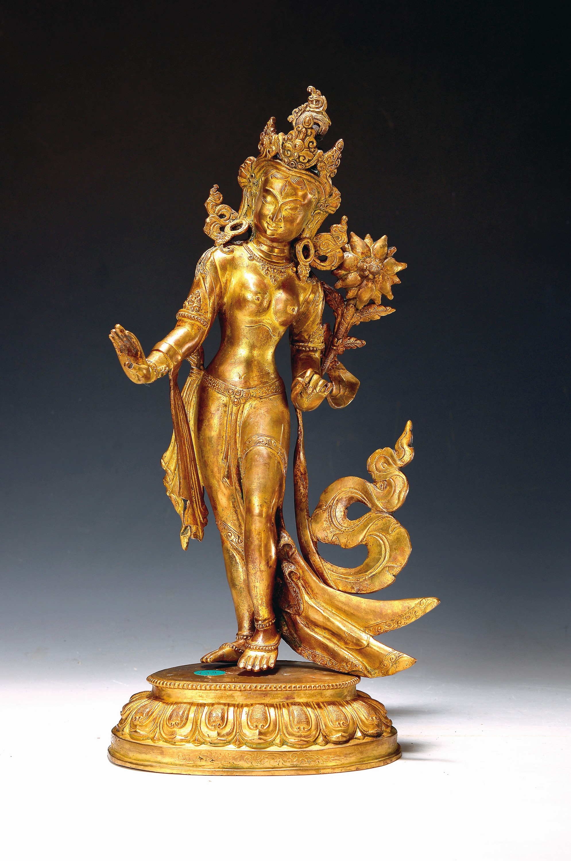 Weiße Tara, Nepal, 20. Jh., "Gottheit des langen Lebens", Kupferlegierung, vergoldet, als besonderes Kennzeichen gelten die sieben Augen, ...