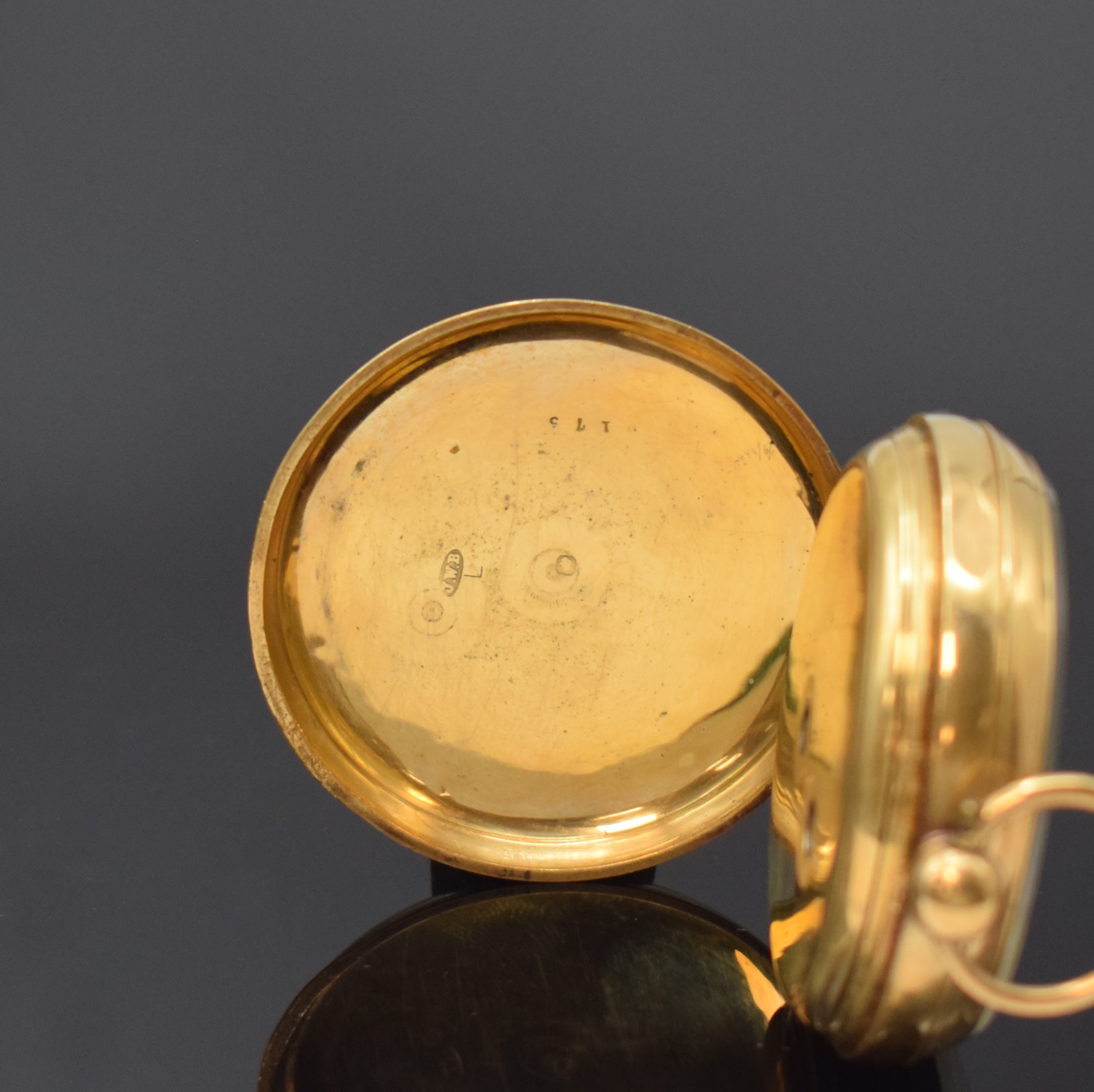 Detail b: J. W. BENSON Herrentaschenuhr mit Schlüsselaufzug, England um 1890, GG 750/000 Geh. dell., Boden m. Schmuckmonogramm, Emailzifferblatt m. röm. Std. ...