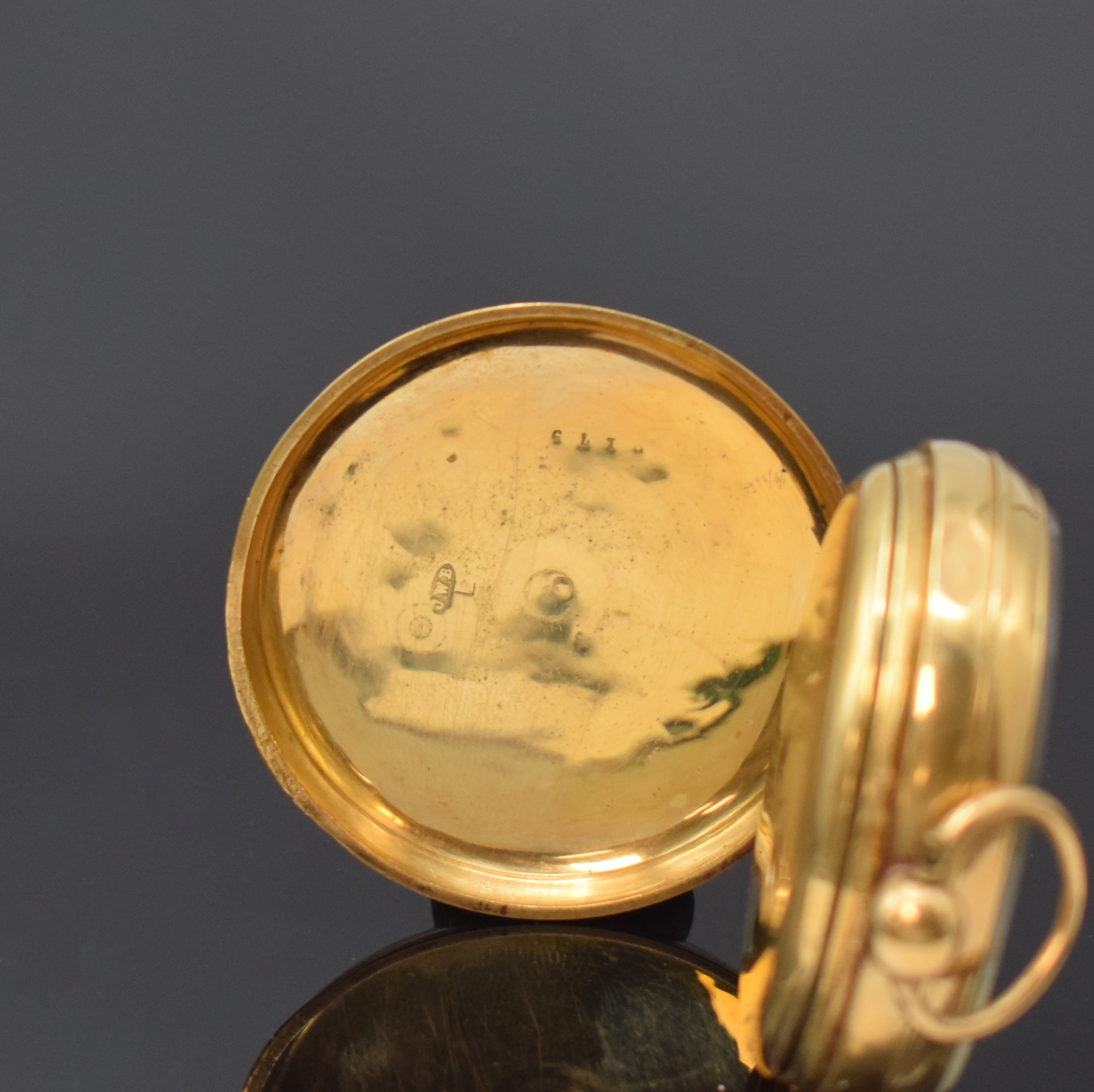 Detail d: J. W. BENSON Herrentaschenuhr mit Schlüsselaufzug, England um 1890, GG 750/000 Geh. dell., Boden m. Schmuckmonogramm, Emailzifferblatt m. röm. Std. ...