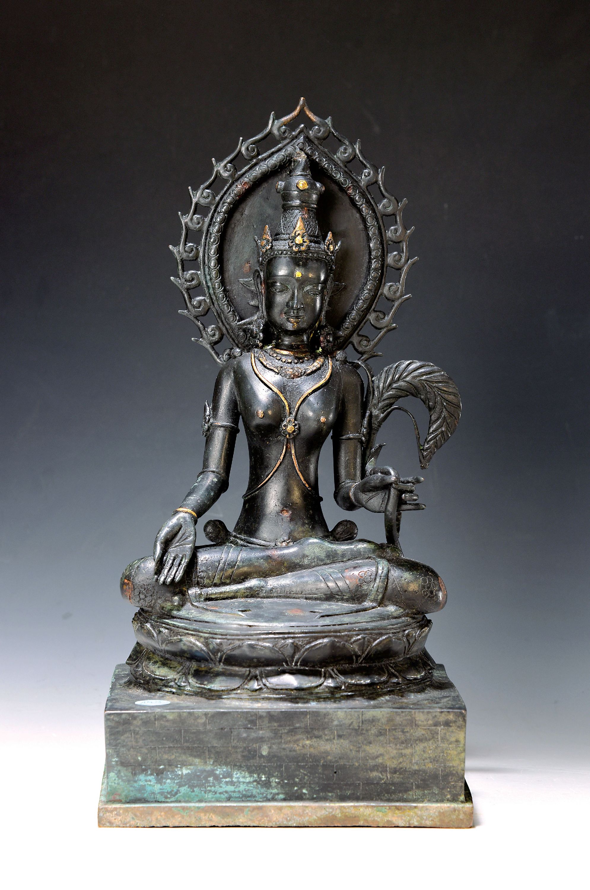 Vasudhara, Göttin des Wohlstands und Reichtums, Nepal, Ende 20.Jh., Bronze, ihr Merkmal ist die Rispe einer Kornähre, in der rechten Hand die Geste ...