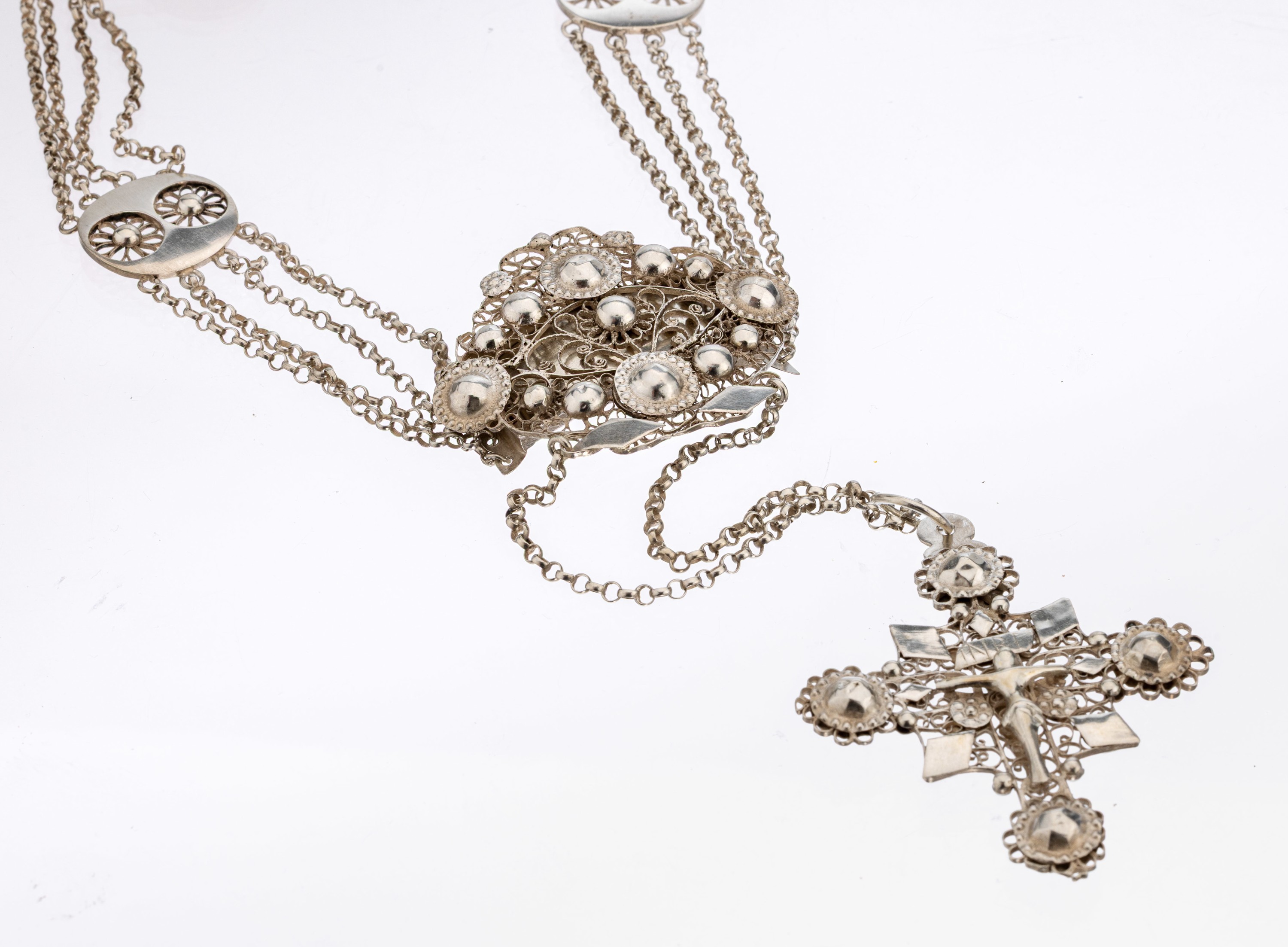 Detail a: Ausgefallenes Biedermeier Kropfband mit Kreuz Abhängung, um 1850, 12 lötiges Silber, sogn. Trachtenschmuck, feine Silberdrahtverz., z.T. mit ...