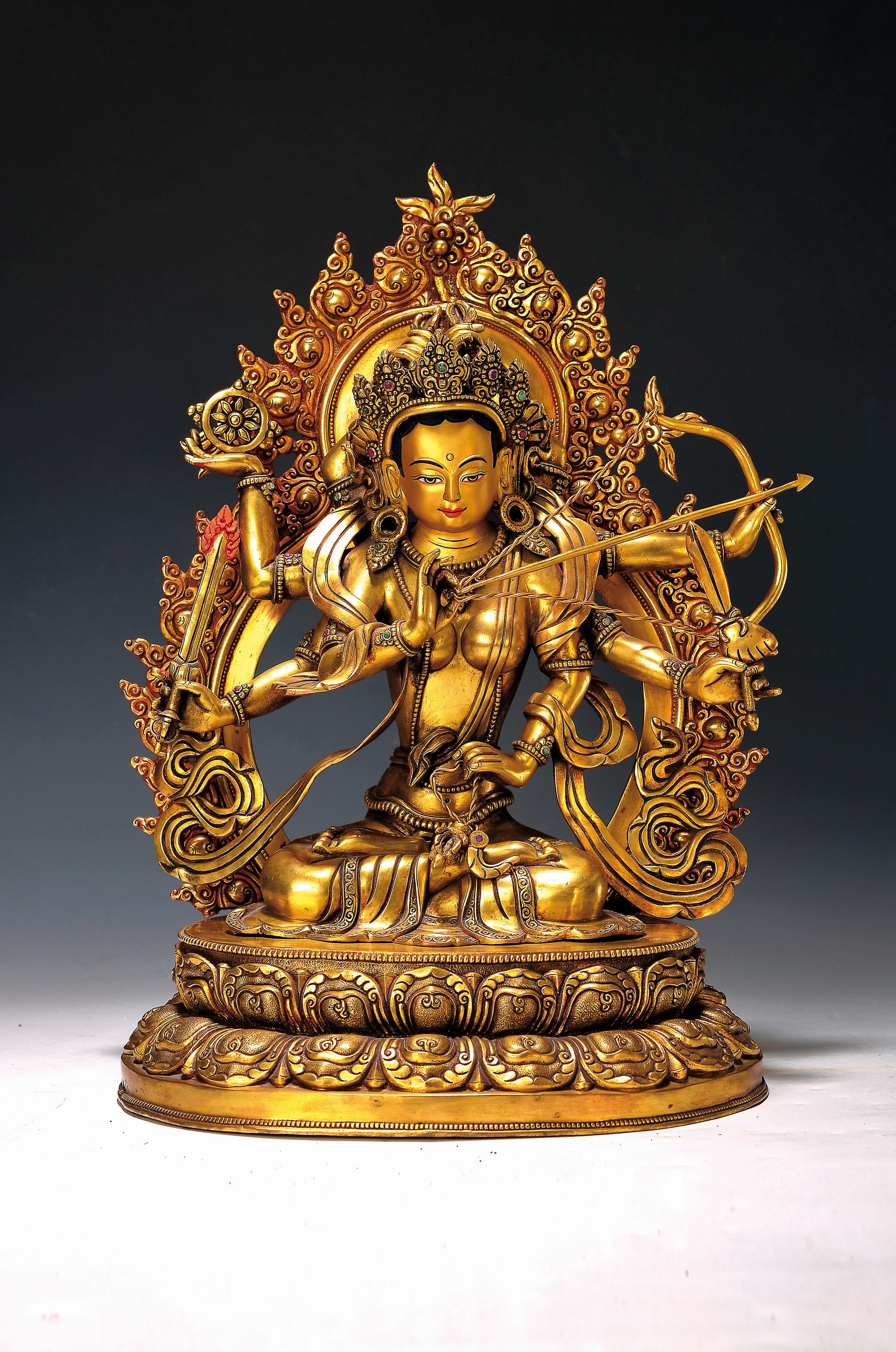 Eine der fünf Panka Raksha Gottheiten, Nepal Ende 20. Jh., Bronze, Schützgöttin vor Gefahr, ein Gesicht und sechs Arme mit Attributen, hier: ...