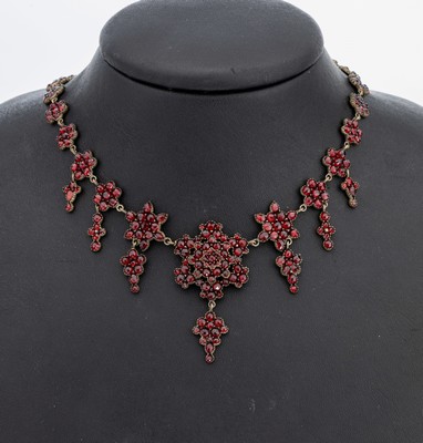 Image Granatcollier, Böhmen um 1880, Tombak, florale Elemente, bes. mit rundfacett. ...