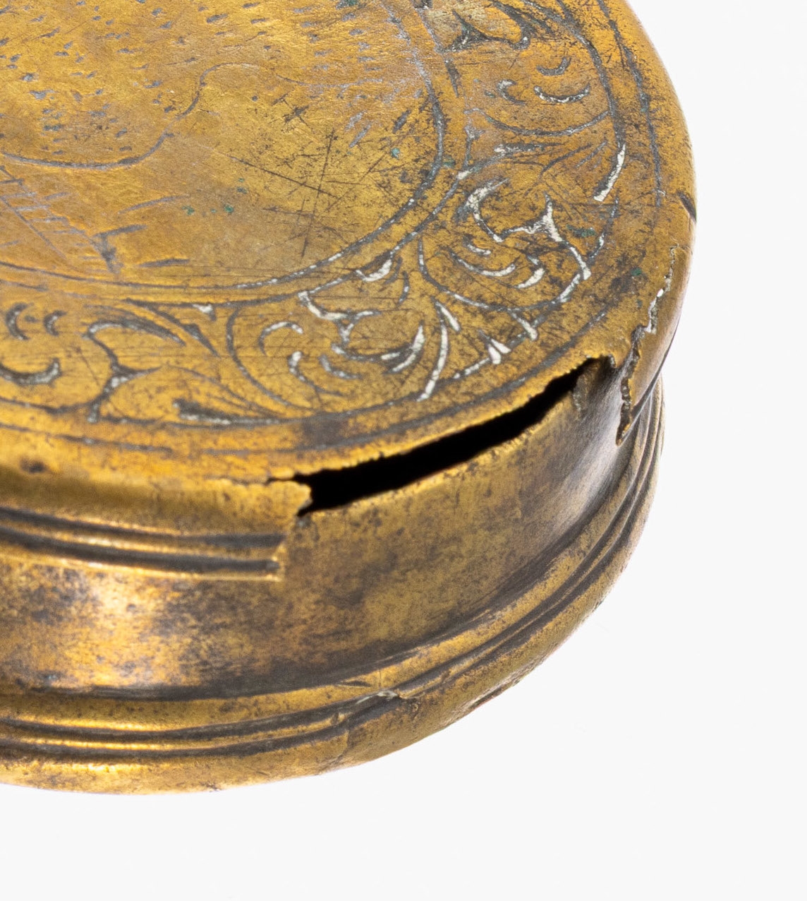 Detail a: Tabakdose, Messing verg., Iserlohn um 1602, Gravierung z.T. besch., altersbed. Gebr.- Spuren, D. ca. 12 x 6.5 x 2 cm, sammelw.