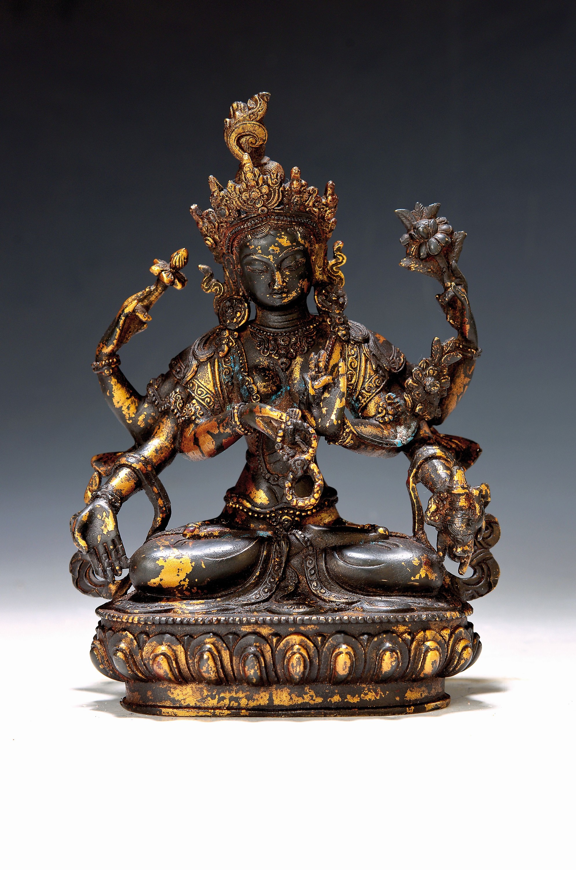 Bodhisattva, Nepal, 20. Jh., weibliche Gottheit mit sechs Armen und einem Gesicht, in den Händen Attribute, Kupferlegierung, z.T. vergoldet, H. 22 cm