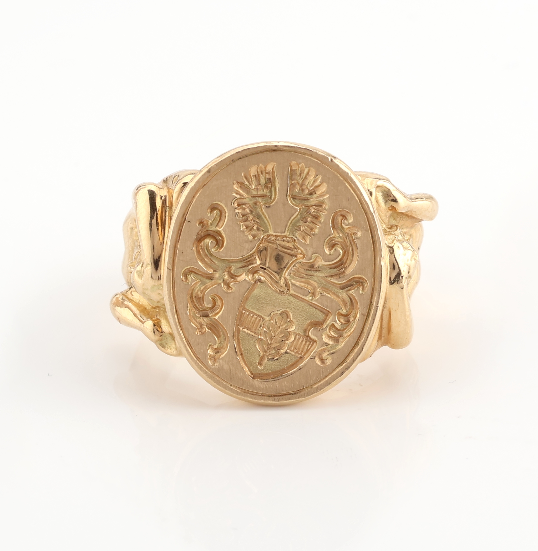 Detail a: Massiver 18 kt Gold Wappenring, ca. 24.3 g, GG 750/000, Mittelteil mit feiner Wappengravur, Ringschiene in Form von 2 antiken Göttern, fein grav. ...