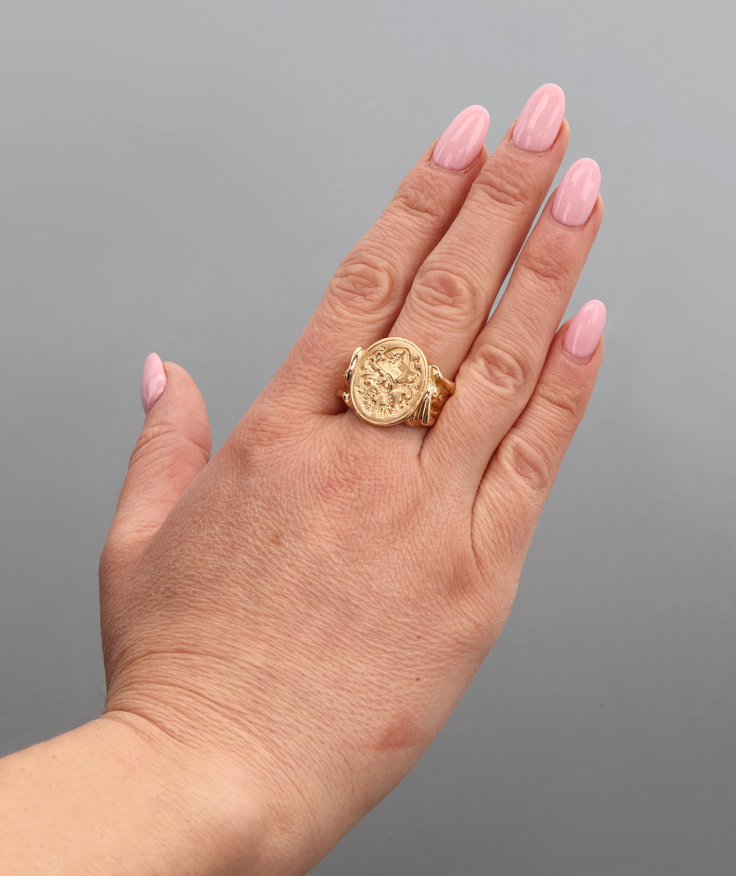 Detail c: Massiver 18 kt Gold Wappenring, ca. 24.3 g, GG 750/000, Mittelteil mit feiner Wappengravur, Ringschiene in Form von 2 antiken Göttern, fein grav. ...