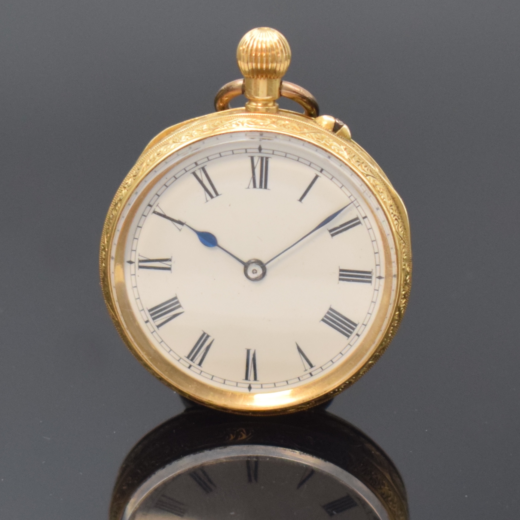 Offene Taschenuhr in GG 750/000, Schweiz / England um 1890, reich grav. Geh., verg. Cuvette, Emailzifferblatt m. röm. Std. riss., 3/4-plat. ...