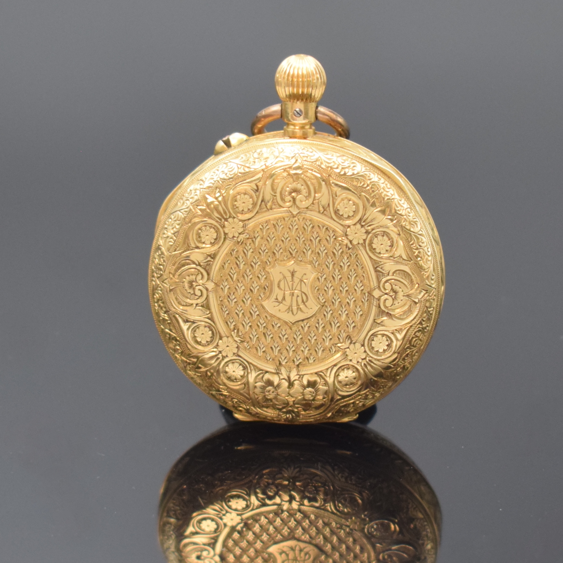 Detail a: Offene Taschenuhr in GG 750/000, Schweiz / England um 1890, reich grav. Geh., verg. Cuvette, Emailzifferblatt m. röm. Std. riss., 3/4-plat. ...