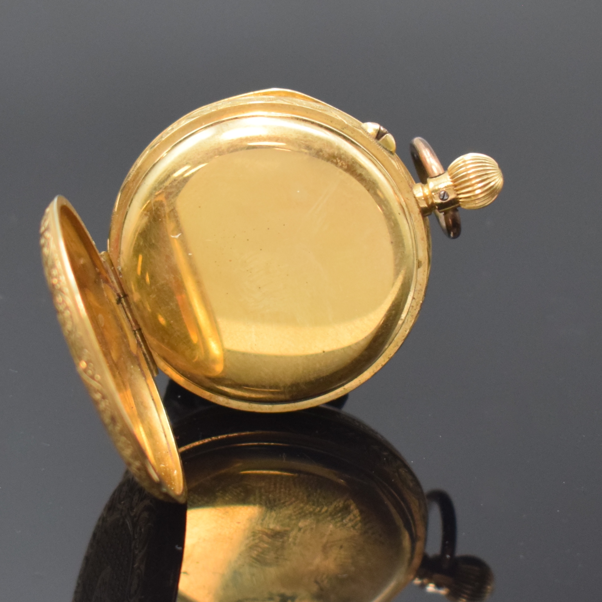Detail c: Offene Taschenuhr in GG 750/000, Schweiz / England um 1890, reich grav. Geh., verg. Cuvette, Emailzifferblatt m. röm. Std. riss., 3/4-plat. ...